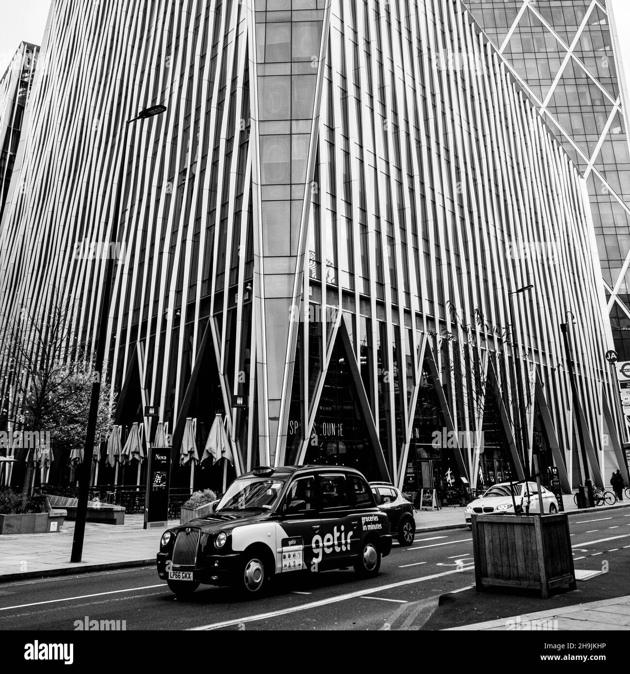 Centre de Londres Royaume-Uni novembre 21 2021, Design contemporain du Nova Building Skyscraper à Victoria Street Londres avec Un passage de Black Cab et aucun Peop Banque D'Images