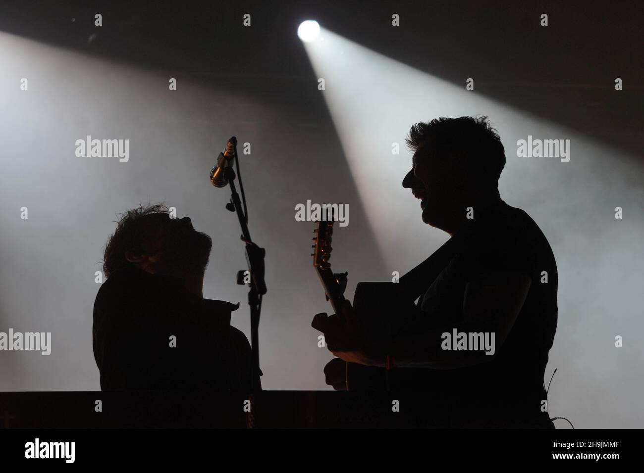 Mumford et les fils qui se sont inscrits dans les titres lot sur la scène Obélisque au festival Latitude 2017 à Henham Park, Southwold dans le Suffolk.Date de la photo : samedi 15 juillet 2017.Le crédit photo devrait se lire: Richard Gray/EMPICS Entertainment. Banque D'Images