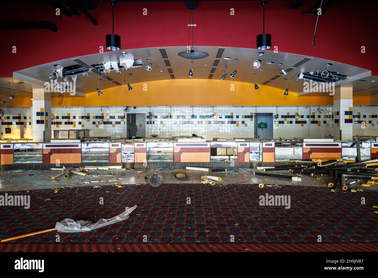 L'une des concessions se tient au AMC Interchange 30 Theatre pendant la démolition.Vaughan, Ontario, Canada.Cet emplacement a depuis été démoli. Banque D'Images