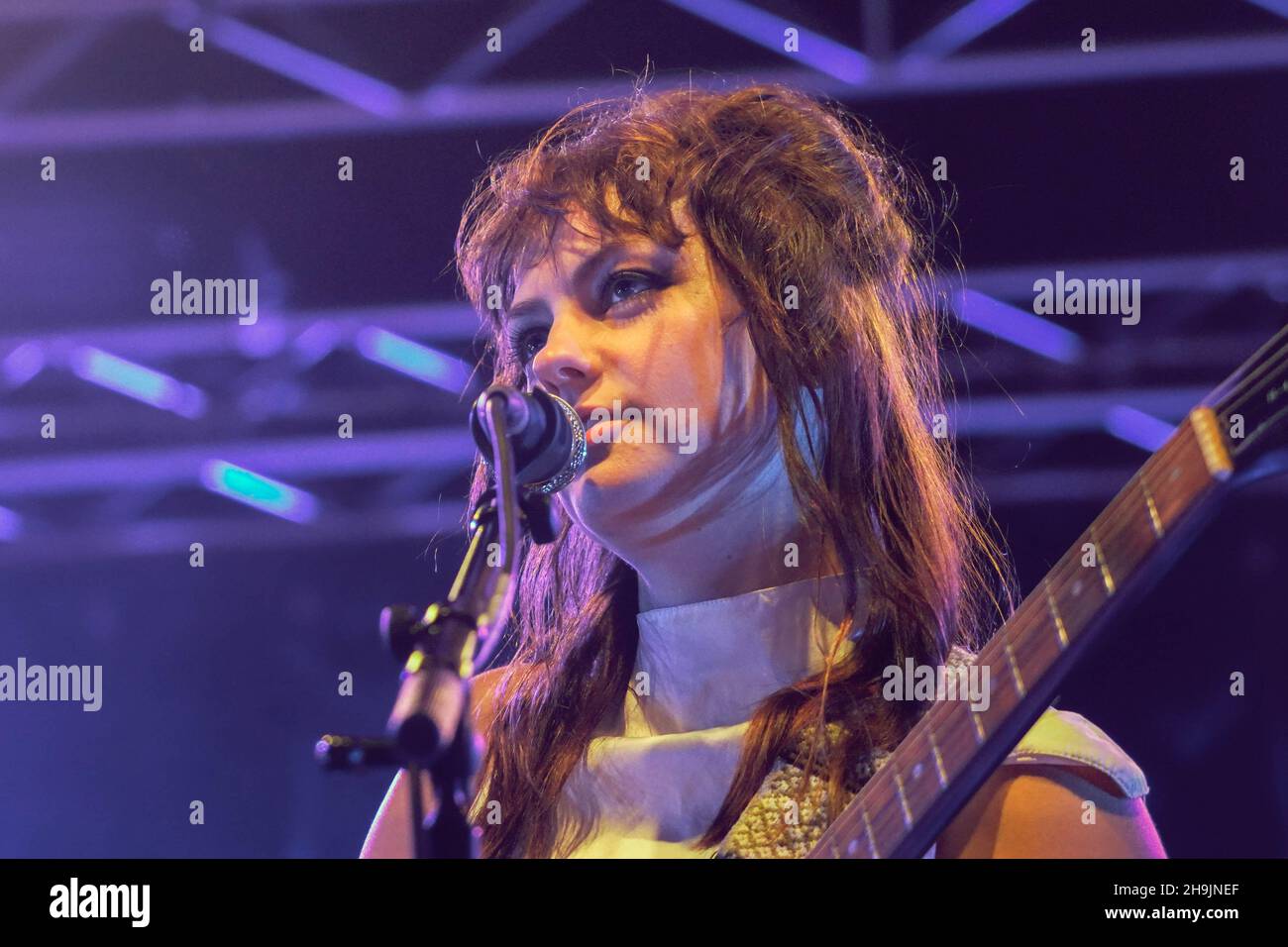 Angel Olsen se produit en direct sur la scène lointaine le deuxième jour (vendredi) du festival Green Man 2017 à Glanusk Park, Brecon Beacons, pays de Galles.Date de la photo : vendredi 18 août 2017.Le crédit photo devrait se lire: Richard Gray/EMPICS Entertainment Banque D'Images