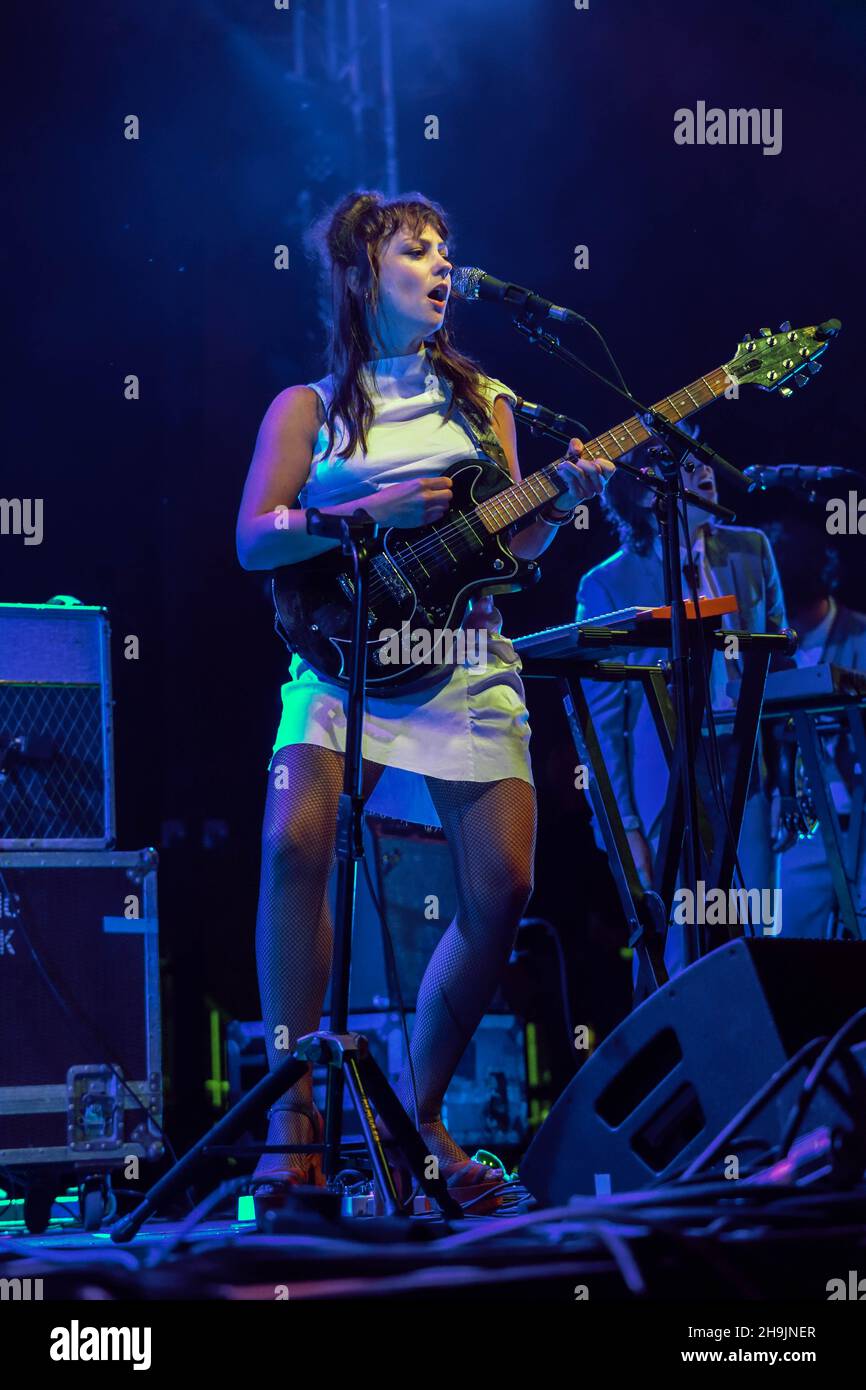 Angel Olsen se produit en direct sur la scène lointaine le deuxième jour (vendredi) du festival Green Man 2017 à Glanusk Park, Brecon Beacons, pays de Galles.Date de la photo : vendredi 18 août 2017.Le crédit photo devrait se lire: Richard Gray/EMPICS Entertainment Banque D'Images