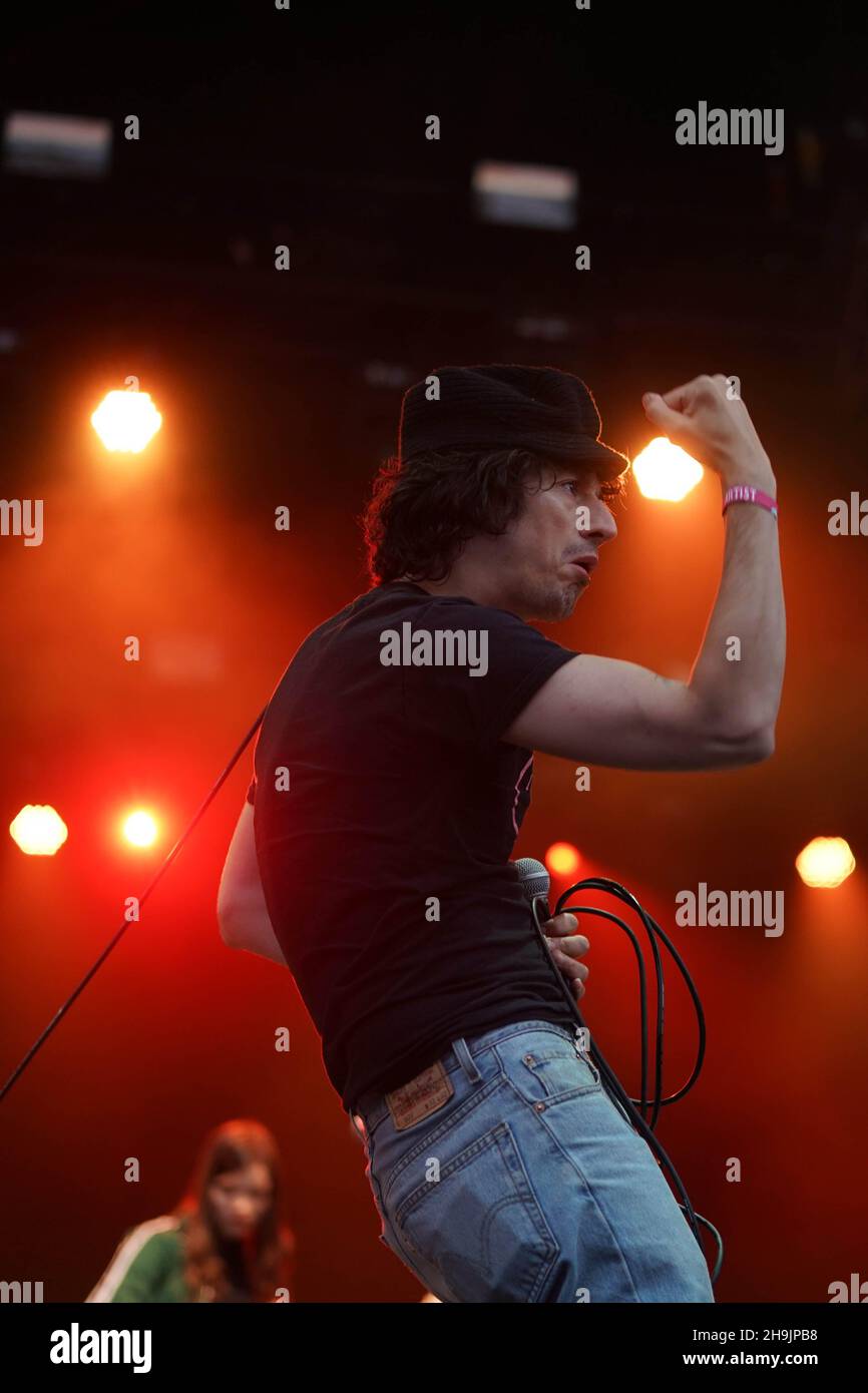 Lias Saudi de Moonlandingz se présentant en direct sur la scène des Bois à la fin du festival de la route 2017 dans les jardins de l'arbre de Larmer à Dorset.Date de la photo : jeudi 31 août 2017.Le crédit photo devrait se lire: Richard Gray/EMPICS Entertainment Banque D'Images