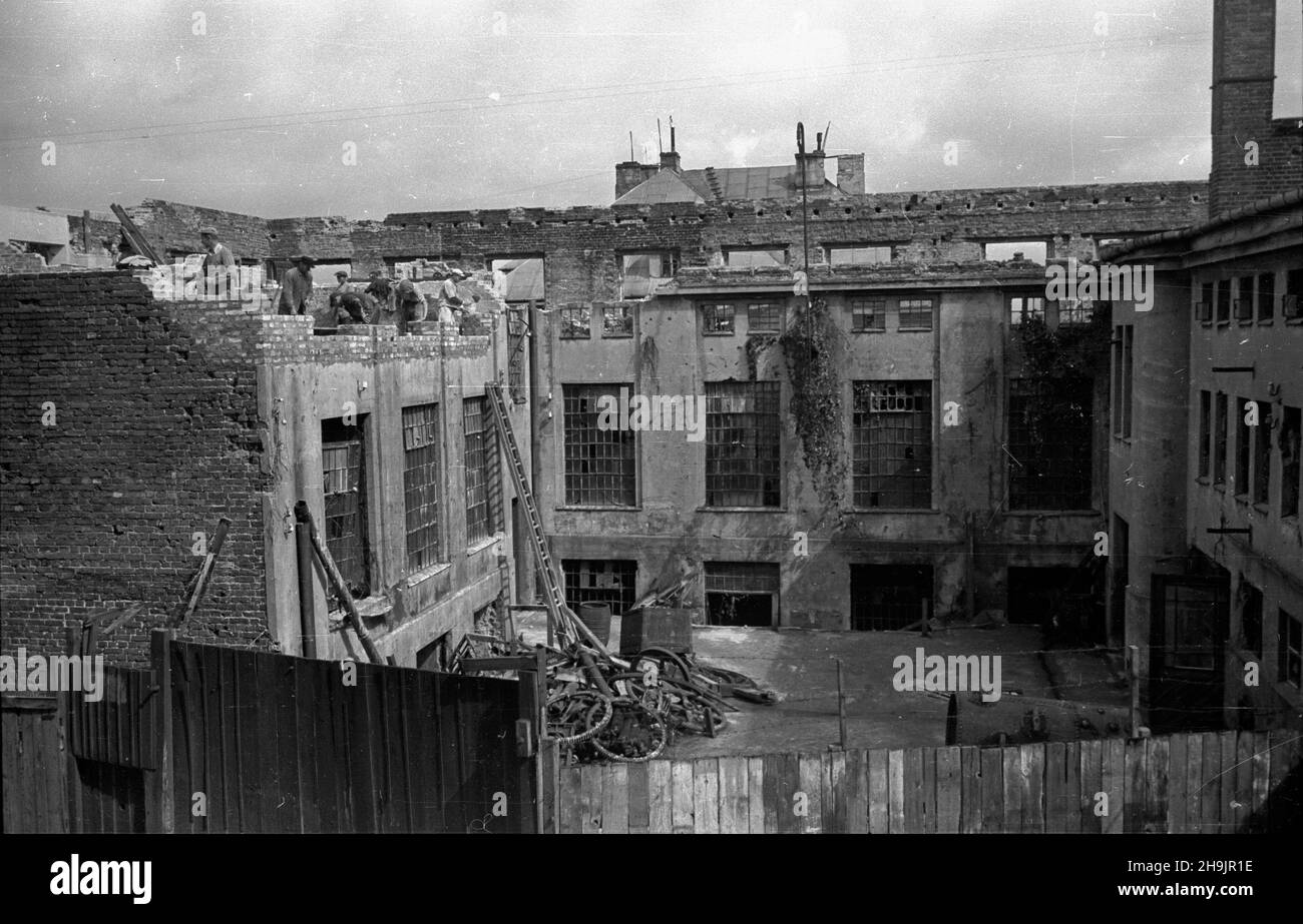 Varsovie, 1948-08.Odbudowa budynków Przedsiêbiorstwa film Polski przy ul.Pu³awskiej, zniszczonych W czasie II wojny œwiatowej. wb PAP Dok³adny dzieñ wydarzenia nieustalony.Varsovie, le 1948 août.La reconstruction des bâtiments de l'entreprise cinématographique polonaise endommagés par la guerre sur la rue Pulawska. wb PAP Banque D'Images