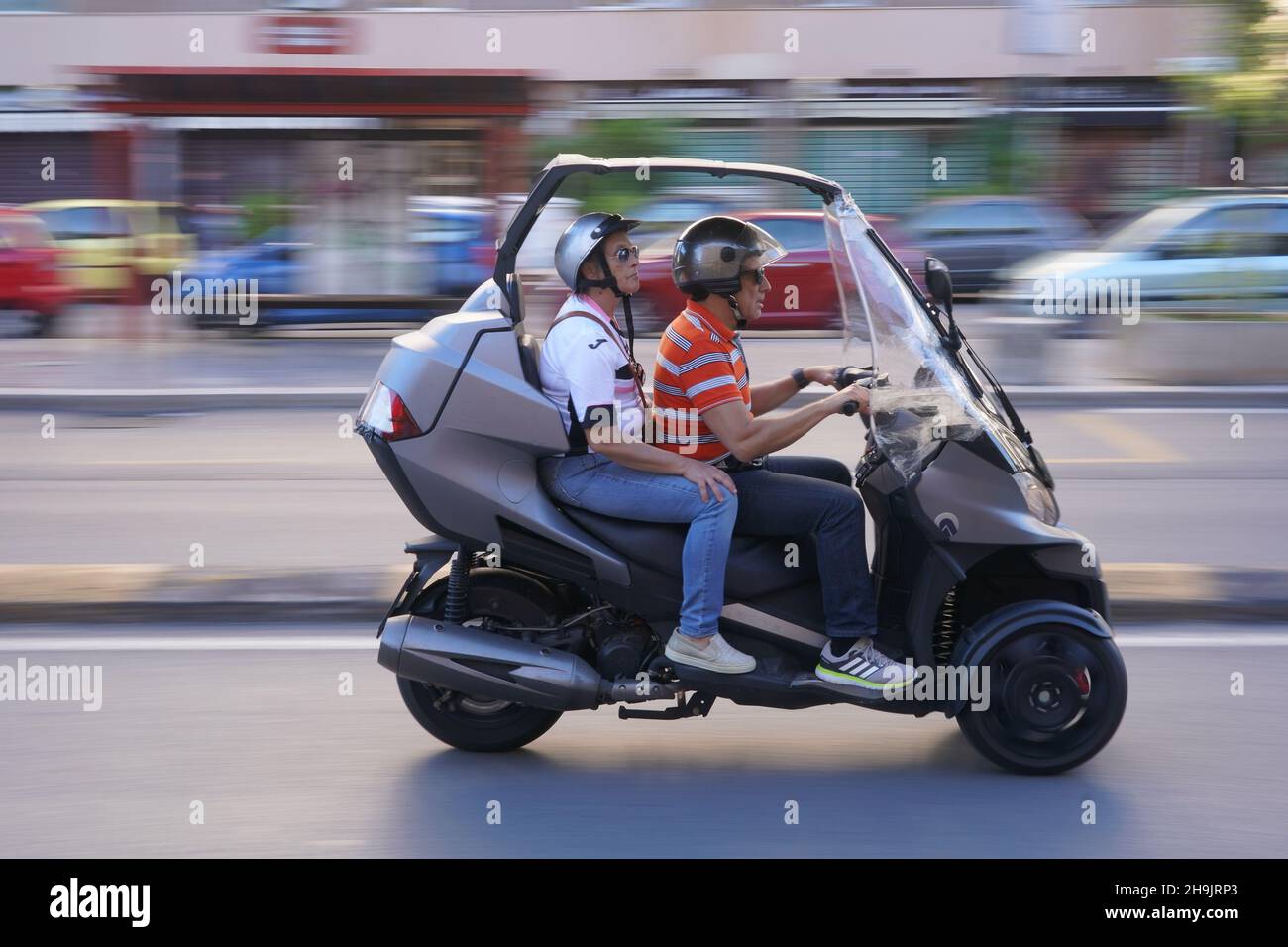 Deux personnes sur une moto à trois roues à Palerme.D'une série de photos de voyage en Sicile, Italie.Date de la photo : dimanche 8 octobre 2017.Le crédit photo devrait se lire: Richard Gray/EMPICS Entertainment Banque D'Images