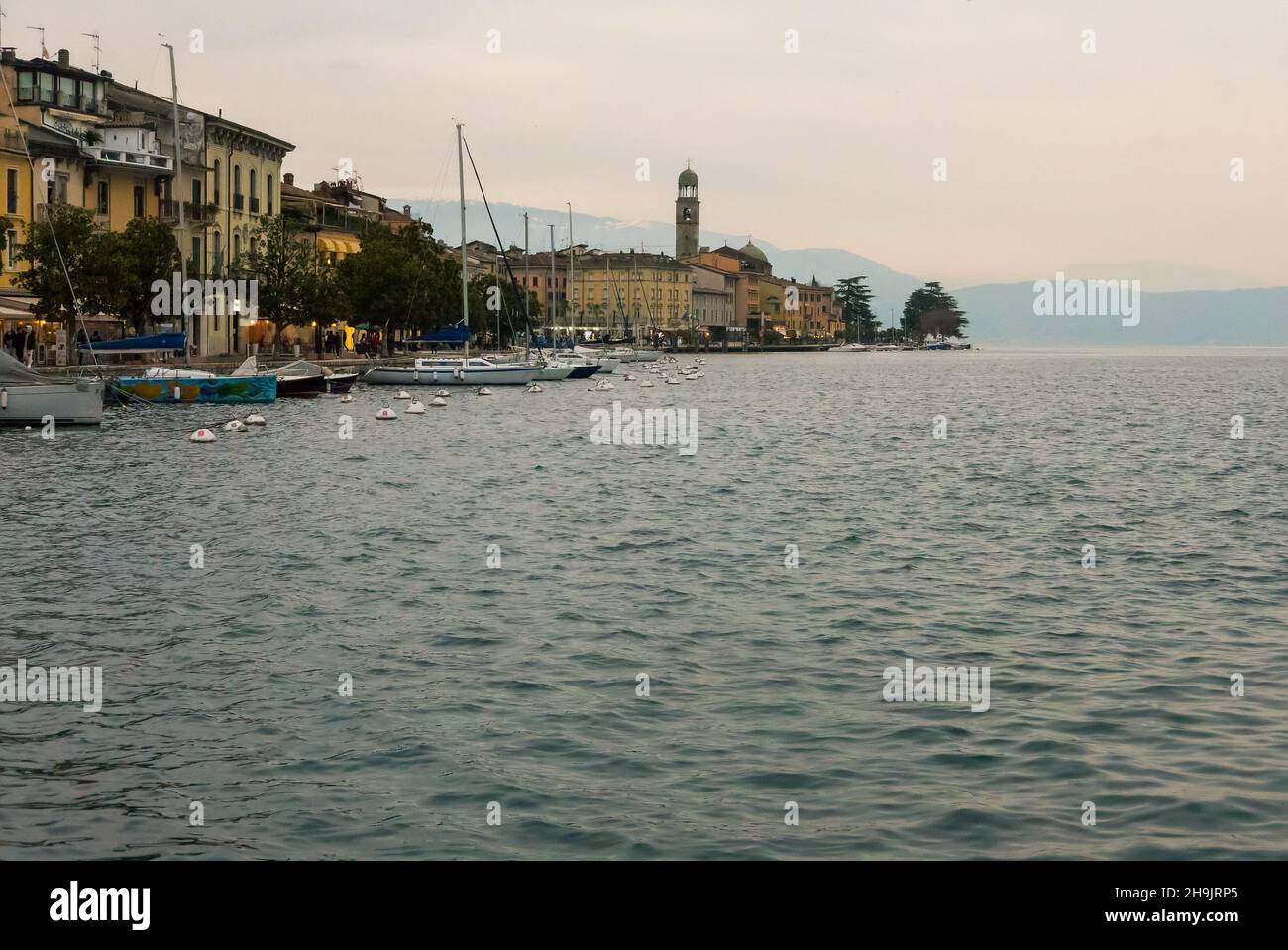 Salò, Italie (4th décembre 2021) - la côte de la ville de Salò sur le lac de Garde par une soirée froide Banque D'Images