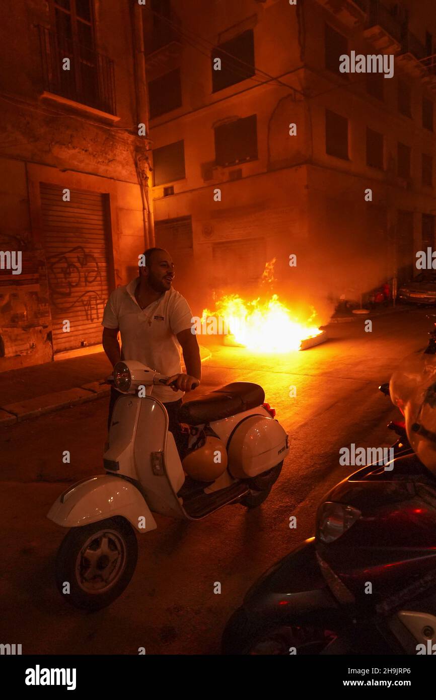 Un matelas qui brûle dans les rues de Palerme. à partir d'une série de  photos de voyage en Sicile, Italie. photo date : Samedi, 7 octobre, 2017.  crédit photo sho Photo Stock - Alamy