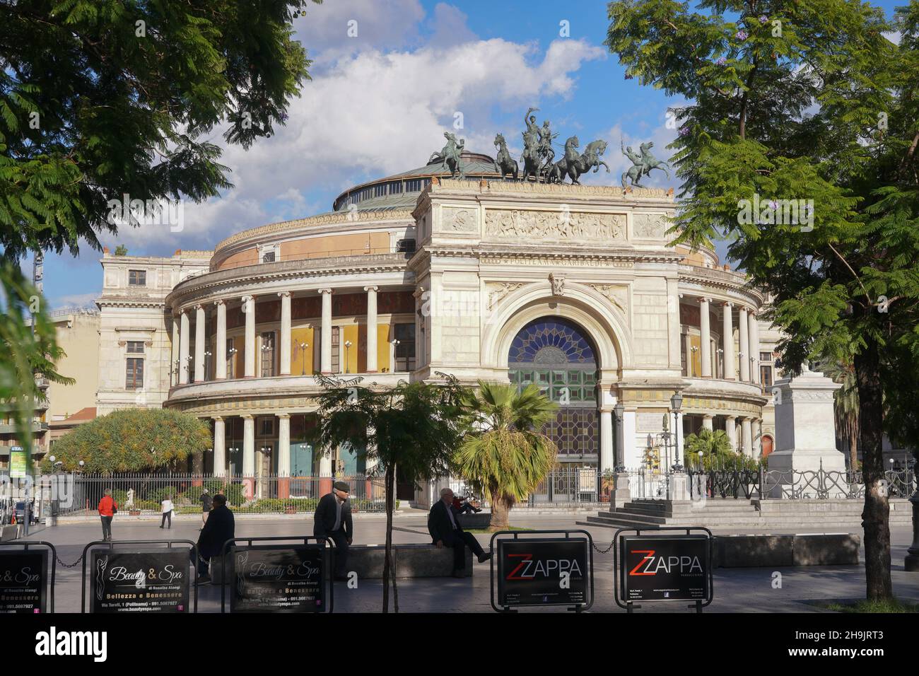 Le Teatro Politeama de Palerme.D'une série de photos de voyage en Sicile, Italie.Date de la photo : dimanche 8 octobre 2017.Le crédit photo devrait se lire: Richard Gray/EMPICS Entertainment Banque D'Images