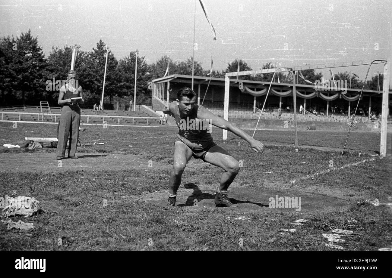 Wroc³aw, 1948-08.Podczas trwania Wystawy Ziem Odzyskanych (22.07-31.10.1948) odby³y siê we Wroc³awiu liczne zawody sportowe o charakterze ogólnopolskim i miêdzynarodowym, a tak¿e codzienne imprezy dla niestowarzyszonów, has³em kzowych, kul¹ diktakj, p³ywanie diktaktakj, powych,,, klzoski,, klzidyklzpój.siatkówka, boks).NZ. Zawody lekkoatletyczne amatorów, rzut dyskiem, na stadionie i Klubu Sportowego Wroc³aw (IKS Wroc³aw). mta PAP Dok³adny dzieñ wydarzenia nieustalony.Wroclaw, août 1948.Des compétitions sportives nationales et internationales ont eu lieu à Wroclaw d Banque D'Images