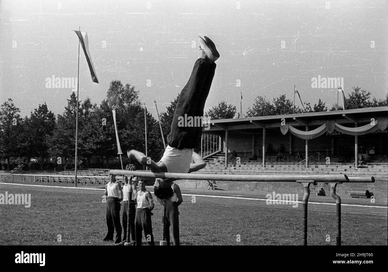 Wroc³aw, 1948-08.Podczas trwania Wystawy Ziem Odzyskanych (22.07-31.10.1948) odby³y siê we Wroc³awiu liczne zawody sportowe o charakterze ogólnopolskim i miêdzynarodowym, a tak¿e codzienne imprezy dla niestowarzyszonów, has³em kzowych, kul¹ diktakj, p³ywanie diktaktakj, powych,,, klzoski,, klzidyklzpój.siatkówka, boks).ZN. Zawody amatorów W gimnastyce sportowej na stadionie I Klubu Sportowego Wroc³aw (IKS Wroc³aw), æwiczenia na porêczach. mta PAP Dok³adny dzieñ wydarzenia nieustalony.Wroclaw, août 1948.Les compétitions sportives nationales et internationales ont pris pl Banque D'Images