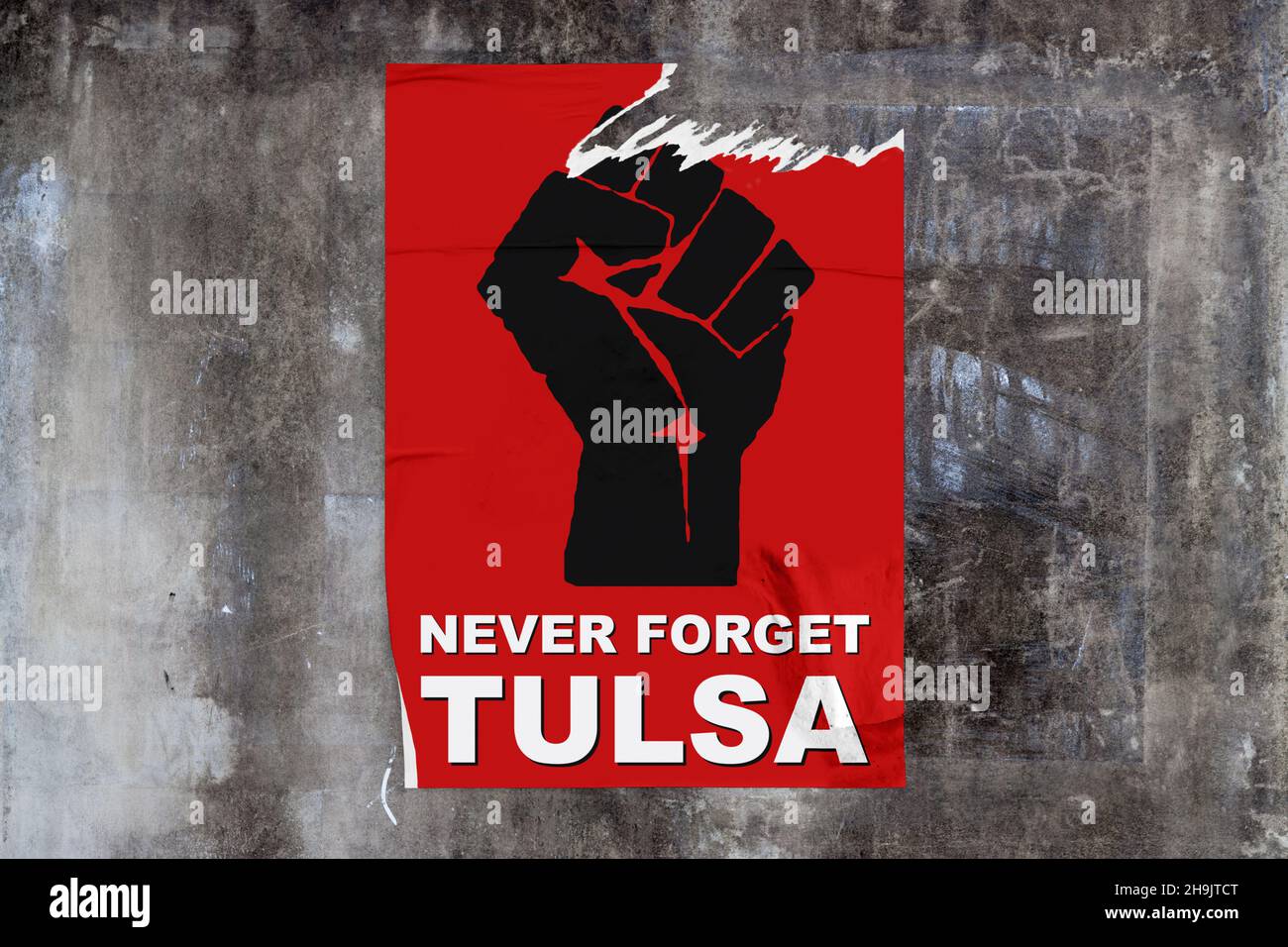 Mur en béton recouvert d'intempéries plein cadre avec une affiche rouge déchirée au milieu représentant un poing noir avec un soufflet écrit « Never Forget Tulsa ». Banque D'Images Mur en béton recouvert d'intempéries plein cadre avec une affiche rouge déchirée au milieu représentant un poing noir avec un soufflet écrit « Never Forget Tulsa ». Banque D'Images