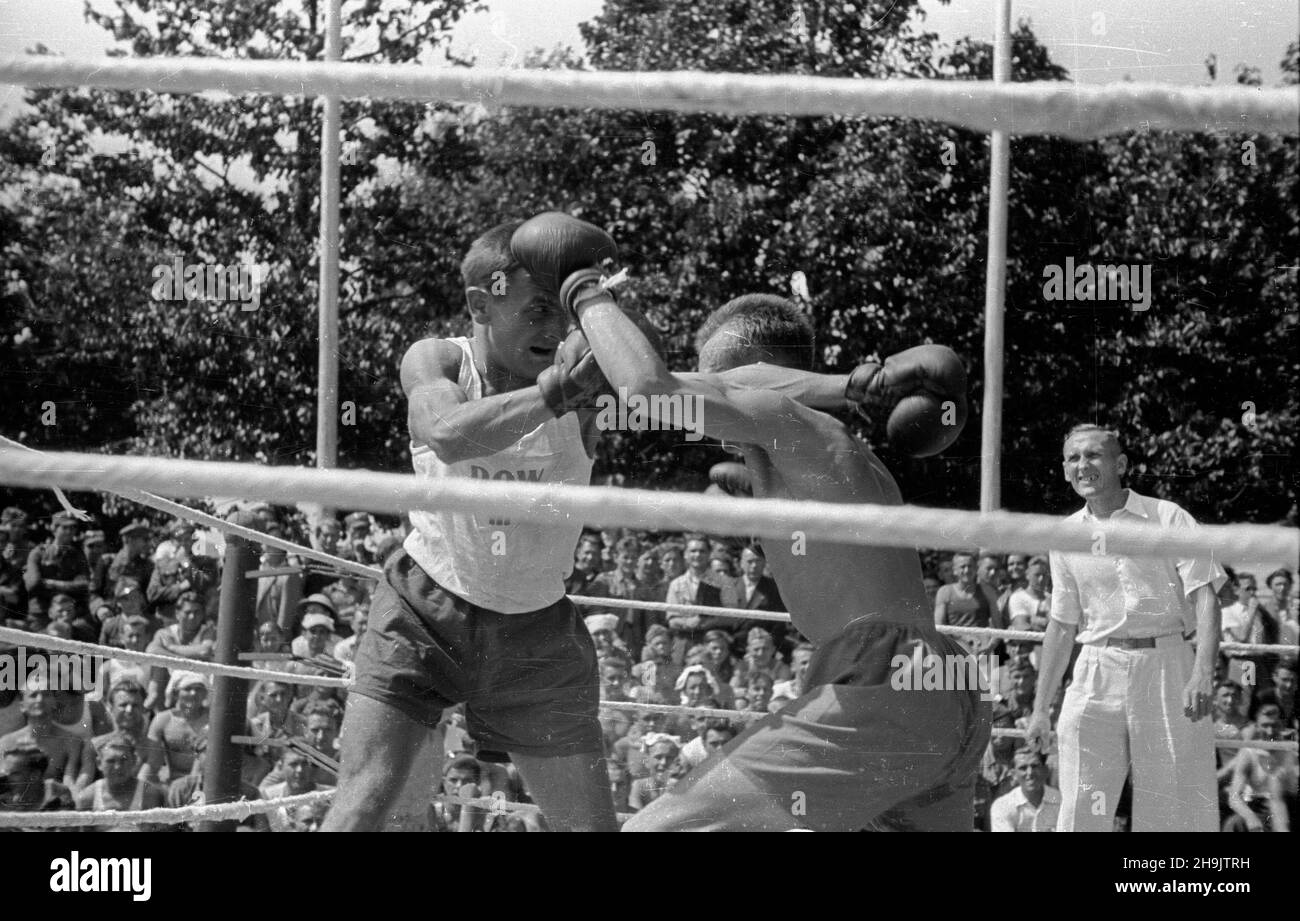 Wroc³aw, 1948-08.Podczas trwania Wystawy Ziem Odzyskanych (22.07-31.10.1948) odby³y siê we Wroc³awiu liczne zawody sportowe o charakterze ogólnopolskim i miêdzynarodowym, a tak¿e codzienne imprezy dla niestowarzyszonów, has³em kzowych, kul¹ diktakj, p³ywanie diktaktakj, powych,,, klzoski,, klzidyklzpój.siatkówka, boks).NZ. Mecz bokserski amatorów na stadionie i Klubu Sportowego Wroc³aw (IKS Wroc³aw). mta PAP Dok³adny dzieñ wydarzenia nieustalony.Wroclaw, août 1948.Des compétitions sportives nationales et internationales ont eu lieu à Wroclaw pendant le Ter récupéré Banque D'Images