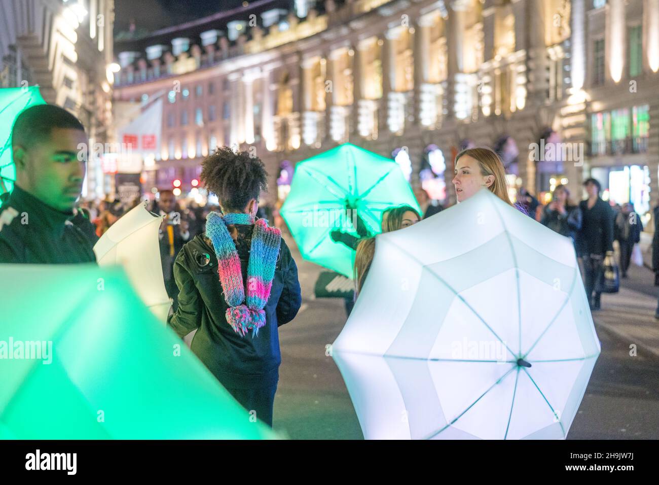 The Umbrella Project par le Cirque bijou sur Regent Street, dans le cadre du festival Lumiere Londres 2018 à Londres.Date de la photo : jeudi 18 janvier 2018.Le crédit photo devrait se lire: Richard Gray/EMPICS Entertainment Banque D'Images