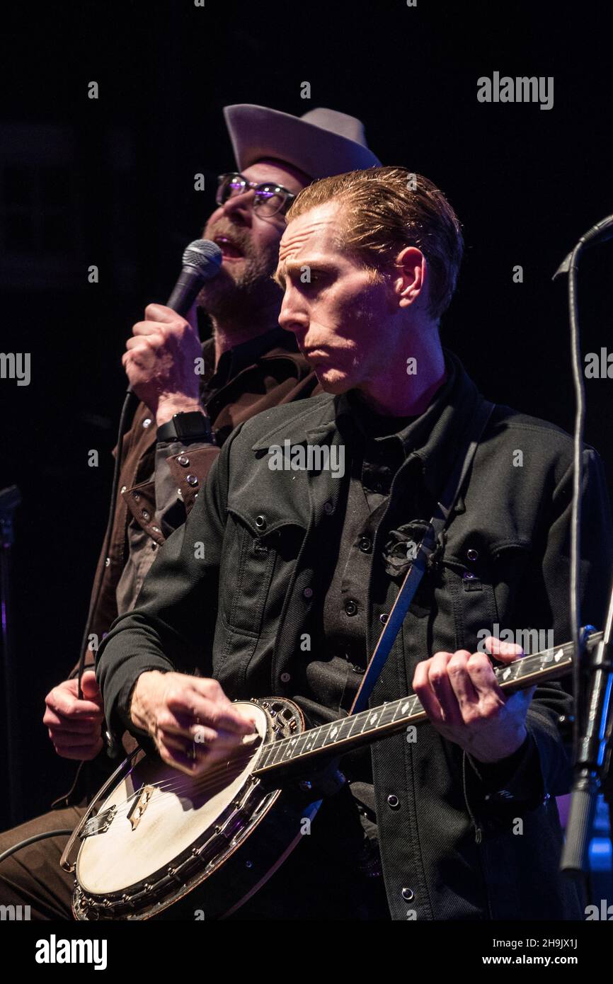 SLIM Cessna et Jay Munly de Slim Cessnas Auto Club, qui se sont produit en direct sur scène à l'Empire Bush de O2 Shepherds à Londres en soutien à Nathaniel Rateliff.Date de la photo : jeudi 12 avril 2018.Le crédit photo devrait se lire: Richard Gray/EMPICS Banque D'Images