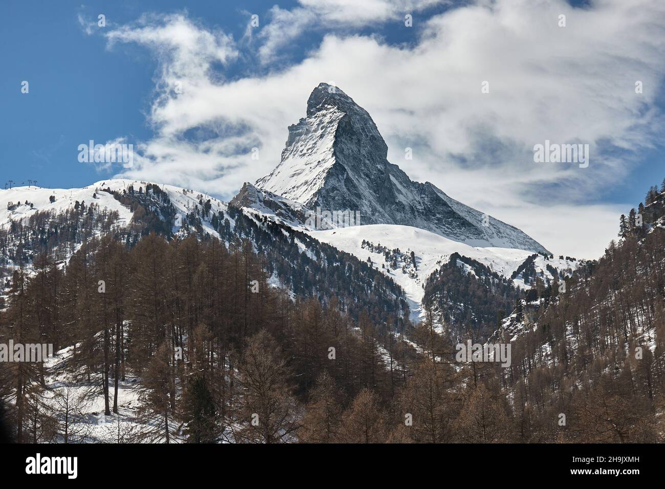 Paysage d'hiver de Matterhorn avec des nuages en mouvement Banque D'Images