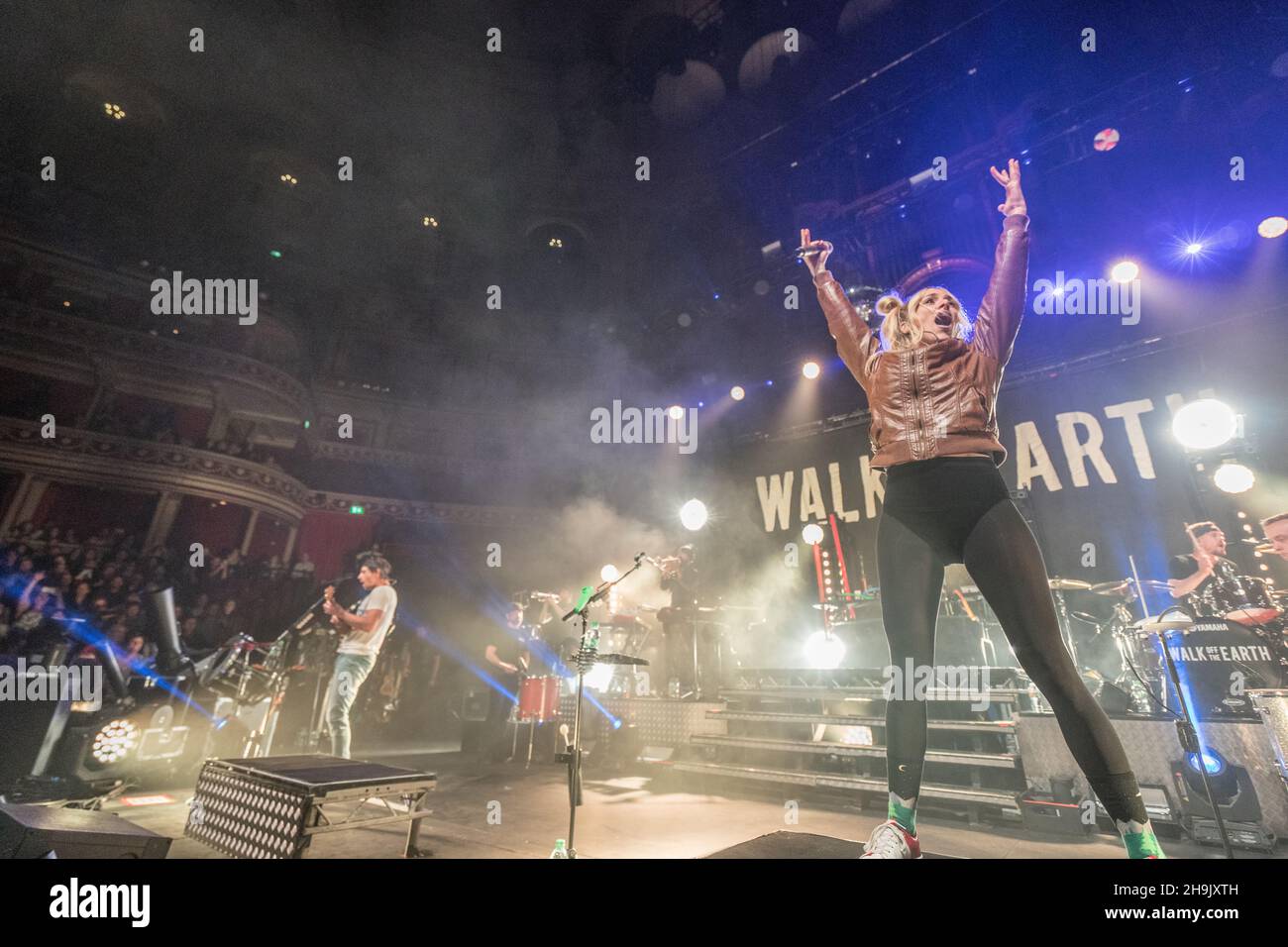 Sarah Blackwood, de Walk Off the Earth, se présentant en direct sur scène au Royal Albert Hall de Londres.Date de la photo : lundi 30 avril 2018.Le crédit photo devrait se lire: Richard Gray/EMPICS Banque D'Images