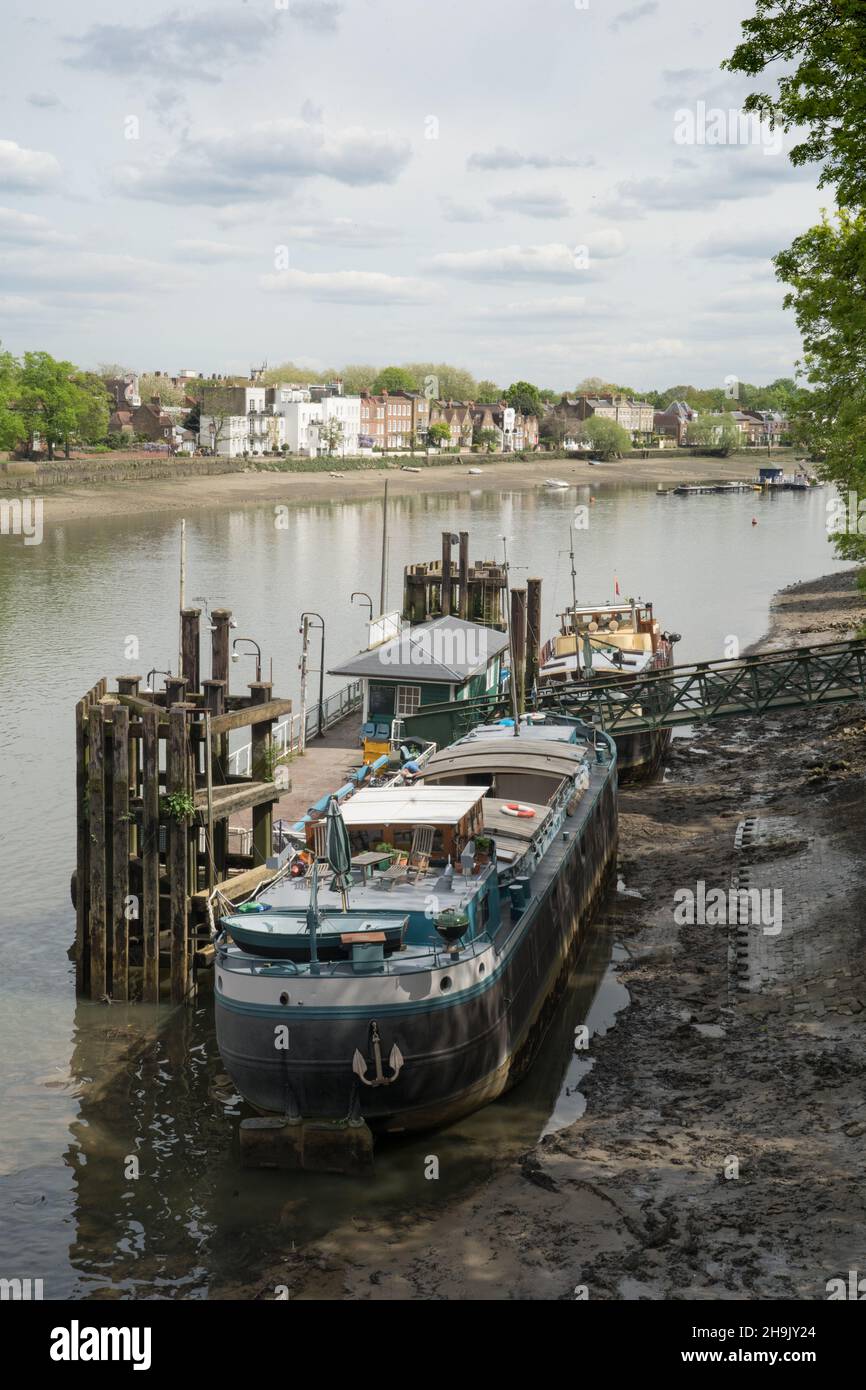 Vue sur une barge amarrée sur la Tamise depuis le pont Kew en direction de Hammersmith.Date de la photo : jeudi 3 mai 2018.Le crédit photo devrait se lire: Richard Gray/EMPICS Banque D'Images