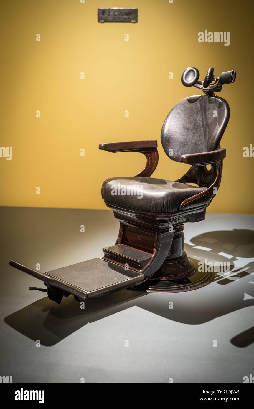 Chaise de dentiste historique Banque de photographies et d'images à haute  résolution - Alamy