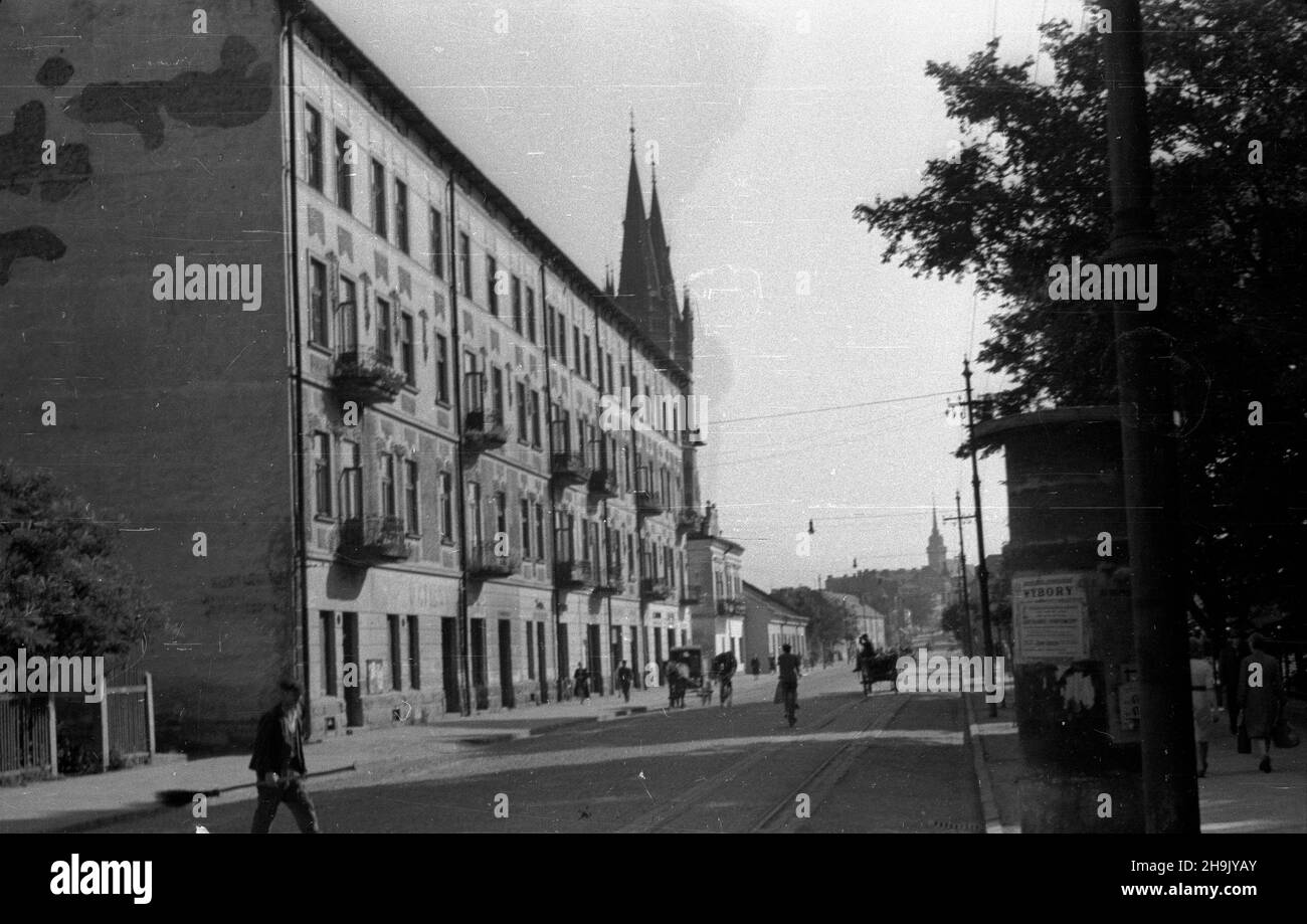 Tarnów, 1948-08.Kamienice i wie¿e neogotyckiego koœcio³a pw.Œwiêtej Rodziny Ksiê¿y Misjonarzy œw.Wincentego a Paulo przy ulicy Krakowskiej (L) oraz Planty im.Józefa Jakubowskiego (P).W g³êbi Stare Miasto i wie¿a katedry pw.Narodzenia Najœwiêtszej Marii Panny, widok W kierunku wschodnim. mta PAP Dok³adny dzieñ wydarzenia nieustalony.Tarnow, le 1948 août.Maisons et tours de l'église néo-gothique de la Sainte famille de Saint Vincent a Paulo Pères Missionnaires sur la rue Krakowska (à gauche) et le parc Jozef Jakubowski (à droite).En arrière-plan la vieille ville et la tour de la Sainte Mar Banque D'Images