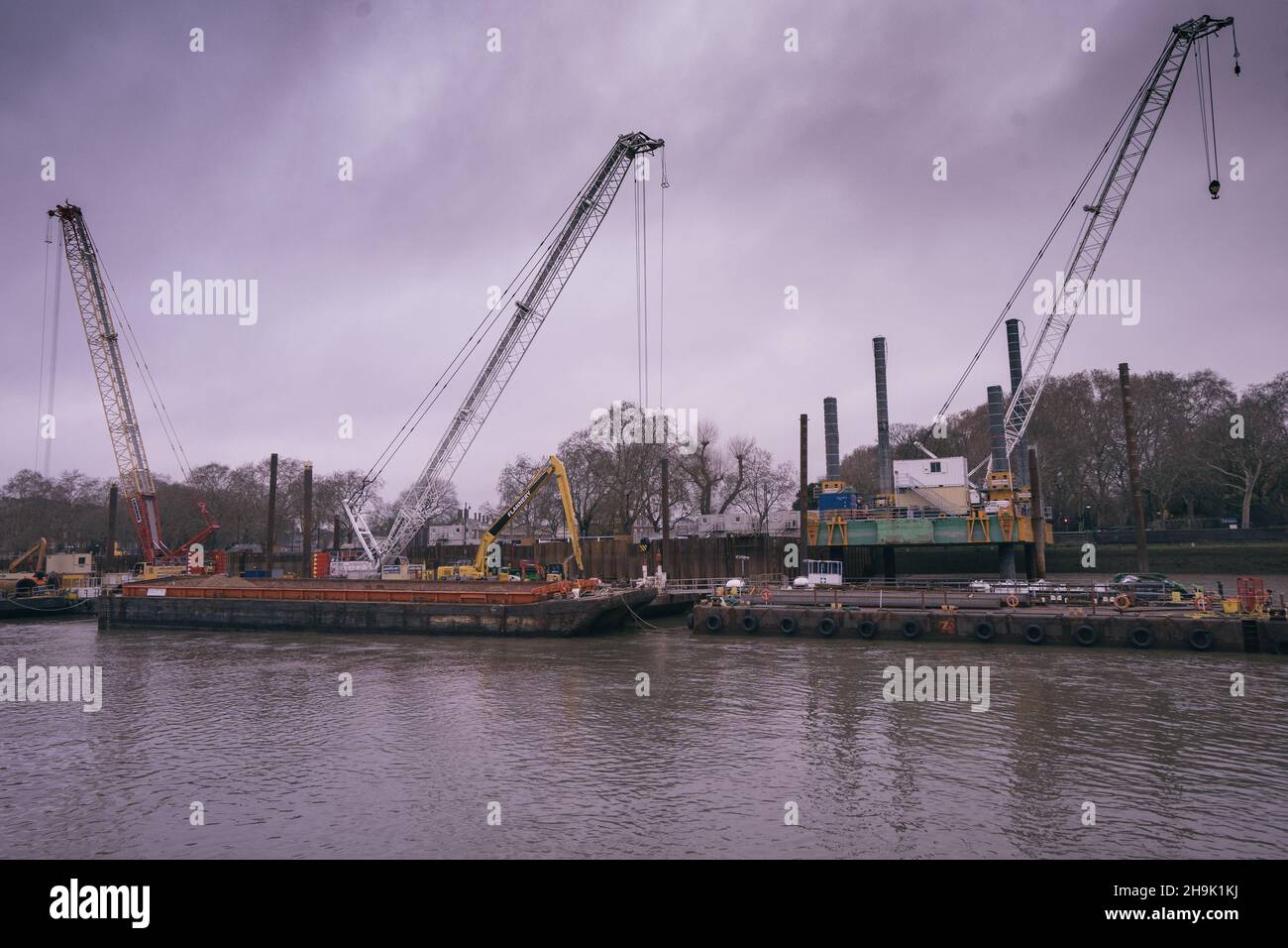 Travaille sur le Super Sewer sur la rive nord de la Tamise près de Chelsea, dans une photo prise lors d'une visite en bateau de l'architecture Open City sur la Tamise à Londres.Date de la photo : samedi 1er décembre 2018.Le crédit photo devrait se lire: Richard Gray/EMPICS Banque D'Images