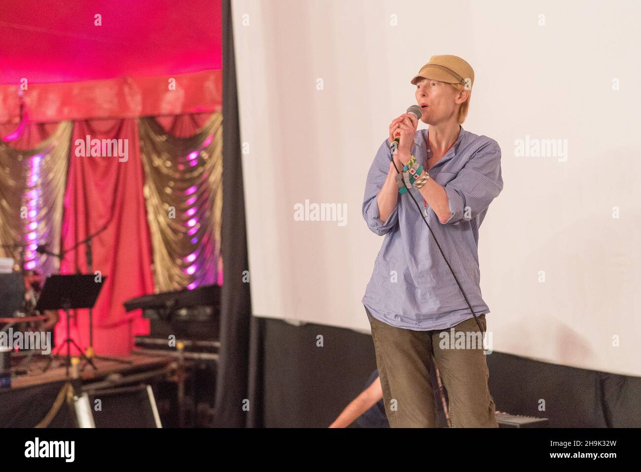 Tilda Swinton présente une première projection du film Jim Jarmusch The Dead Don't Die au cinéma Pilton Palais le 2e jour (jeudi) du festival Glastonbury 2019 à la ferme de la vallée du Somerset.Date de la photo : jeudi 27 juin 2019.Le crédit photo devrait se lire: Richard Gray/EMPICS Entertainment Banque D'Images