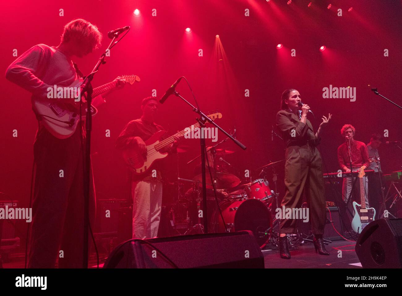 Cate le bon en direct sur scène au Roundhouse de Londres en soutien de Deerhunter.Date de la photo : dimanche 3 novembre 2019.Le crédit photo devrait se lire: Richard Gray/EMPICS Banque D'Images