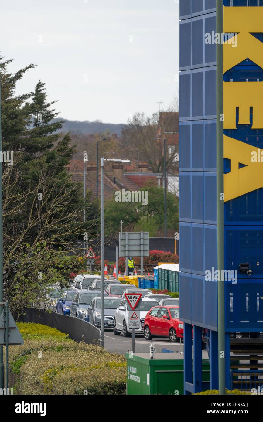 Le personnel du NHS est testé pour le virus Covid-19 dans un centre de test en voiture installé dans le parking d'un magasin IKEA à Wembley, Londres.Date de la photo : mardi 31 mars 2020.Le crédit photo devrait se lire: Richard Gray/EMPICS Banque D'Images