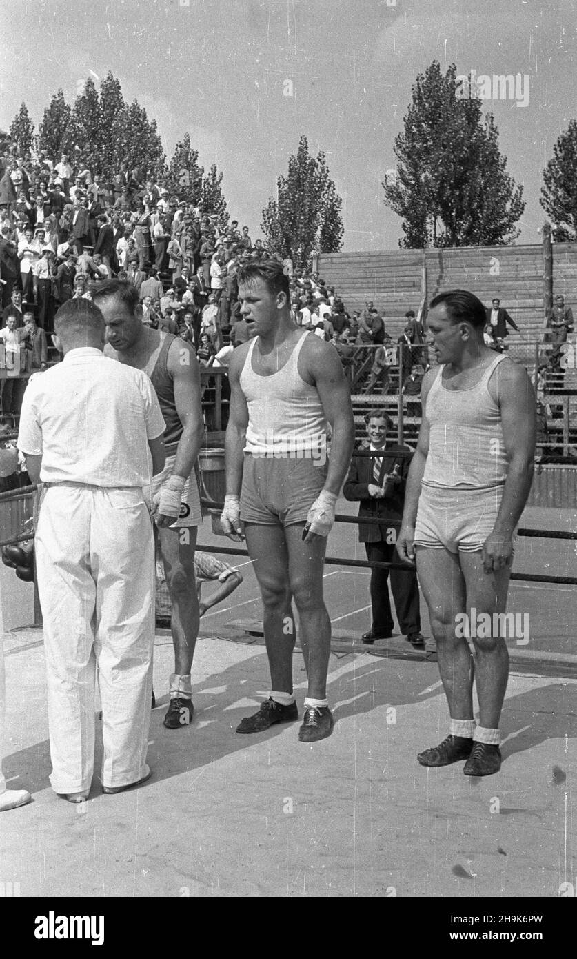 Varsovie, 1948-08.Pierwsze ogólnopolskie Igrzyska Sportowe Zwi¹zków Zawodowych (19-22.VIII) na stadionie Wojskowego Klubu Sportowego Legia, W których rywalizowali W 11 dycyplinach reprezentanci 17 zwi¹zków zawodowych.Zwody bokserskie, dekoracja piêœciarzy W wadze ciê¿kiej, od lewej: Jan Klilecki (II miejsce) ze SpO¿ywców, Jan Stec (I miejsce) z Jasko³a (III miejsce) zoski darzalz W³ókniarzy. Dok³adnyVarsovie, le 1948 août.Le premier concours national de sport syndical (août19-22) tenue au stade du Club sportif militaire Legia.La veille Banque D'Images