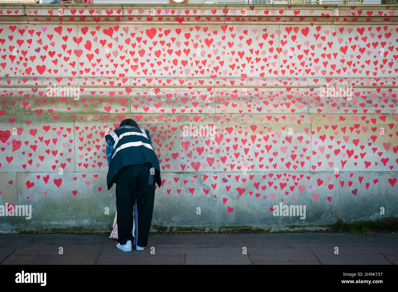 Une fresque commémorative représentant près de 150,000 coeurs rouges – un pour chaque mort cavique britannique – s’étendra sur des centaines de mètres, organisée par le groupe de familles bérasées Covid-19 pour la justice sur la rive sud de la Tamise à Londres.Date de la photo : mardi 30 mars 2021.Le crédit photo devrait se lire: Richard Gray/EMPICS Banque D'Images