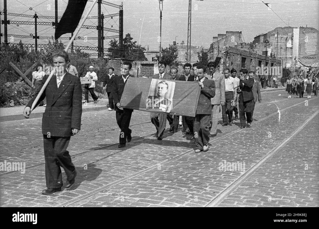 Varsovie, 1948-08-08.W dniach 8-14 sierpnia odbywa³a siê Miêdzynarodowa Konferencja M³odzie¿y Pracuj¹cej.Wziê³o W niej udzia³ kilka tysiêcy osób, W tym 500 goœci z zagranicy reprezentuj¹cych 46 pañstw.Konferencjê poprzedzi³ pochód m³odzie¿y.NZ. Pochód na ulicy Solec. pw PAPVarsovie, le 8 août 1948.La Conférence internationale des jeunes travailleurs s'est tenue les 8 et 14 août.Plusieurs milliers de personnes y ont assisté, dont 500 invités étrangers représentant 46 pays.La conférence a été précédée d'une marche de la jeunesse.Photo : la marche sur la rue Solec. pw PAP Banque D'Images