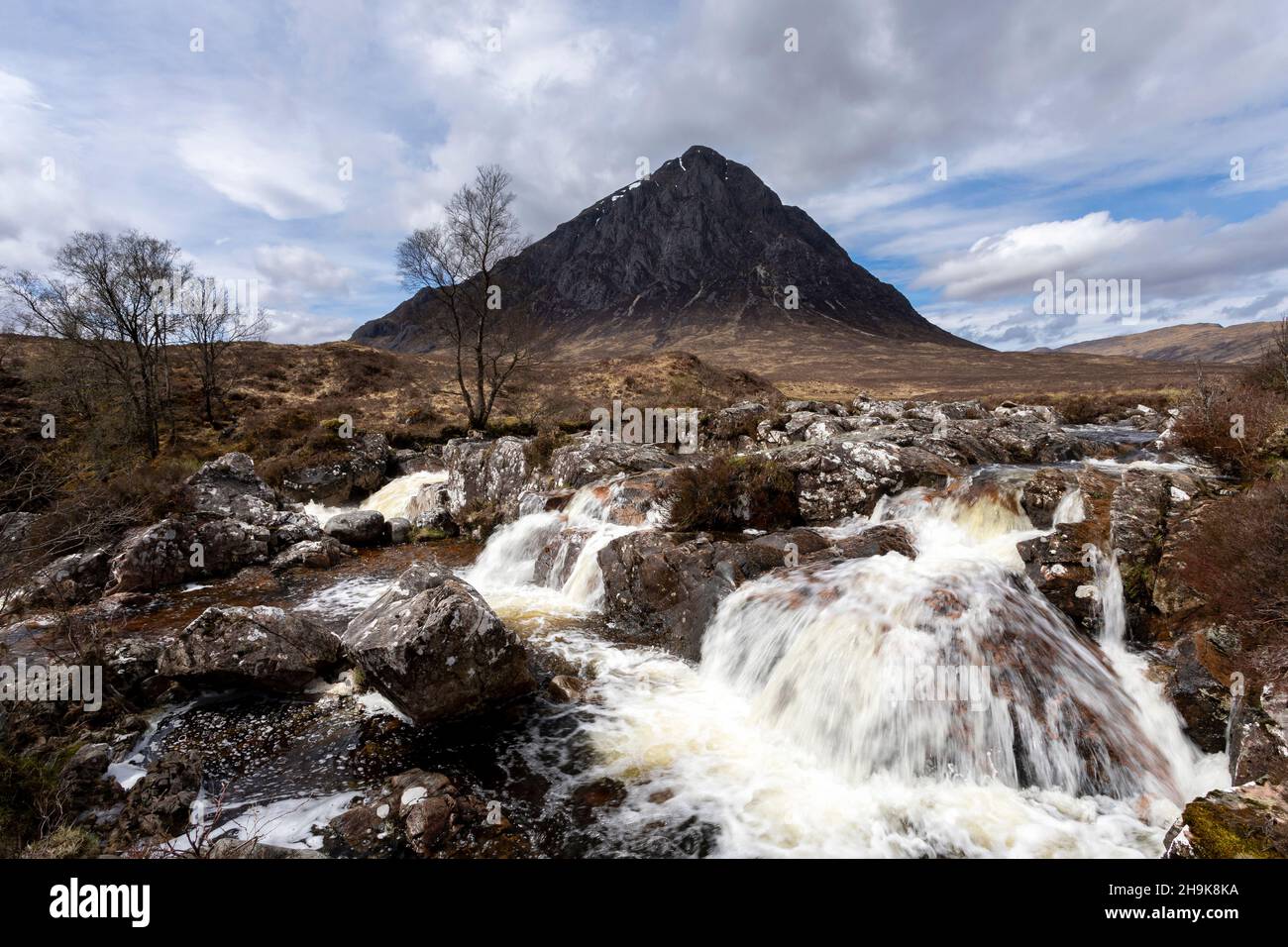 Buachille Etive Mor et cascade sur la rivière coupall dedans glencoe Banque D'Images