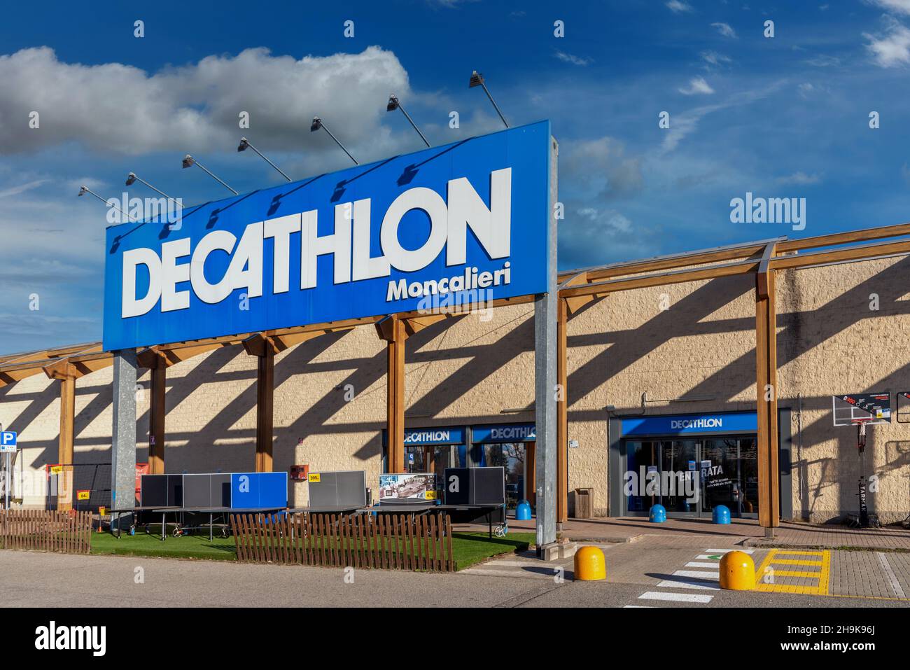 Moncalieri, Turin, Italie - 6 décembre 2021 : logo DECATHLON sur panneau à l'entrée du magasin sur ciel bleu avec nuages, Decathlon est le plus grand magasin d'articles de sport Banque D'Images
