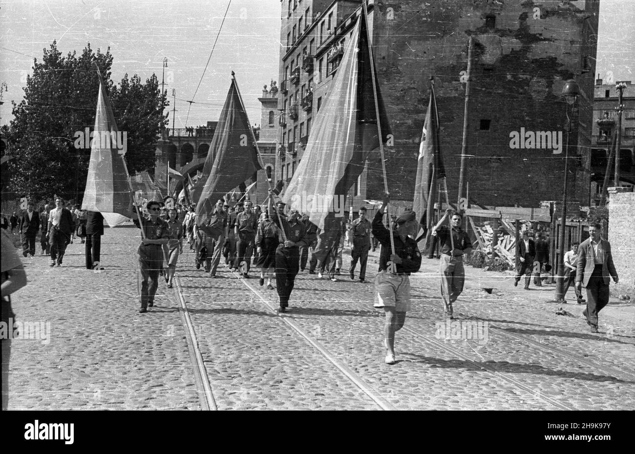 Varsovie, 1948-08-08.W dniach 8-14 sierpnia odbywa³a siê Miêdzynarodowa Konferencja M³odzie¿y Pracuj¹cej.Wziê³o W niej udzia³ kilka tysiêcy osób, W tym 500 goœci z zagranicy, reprezentuj¹cych 46 pañstw.Konferencjê poprzedzi³ pochód m³odzie¿y.NZ. Pochód na ulicy Solec; W tle MOST Poniatowskiego. pw PAPVarsovie, le 8 août 1948.La Conférence internationale des jeunes travailleurs s'est tenue les 8 et 14 août.Plusieurs milliers de personnes y ont assisté, dont 500 invités étrangers représentant 46 pays.La conférence a été précédée d'une marche de la jeunesse.Photo : la marche sur la rue Solec, in Banque D'Images