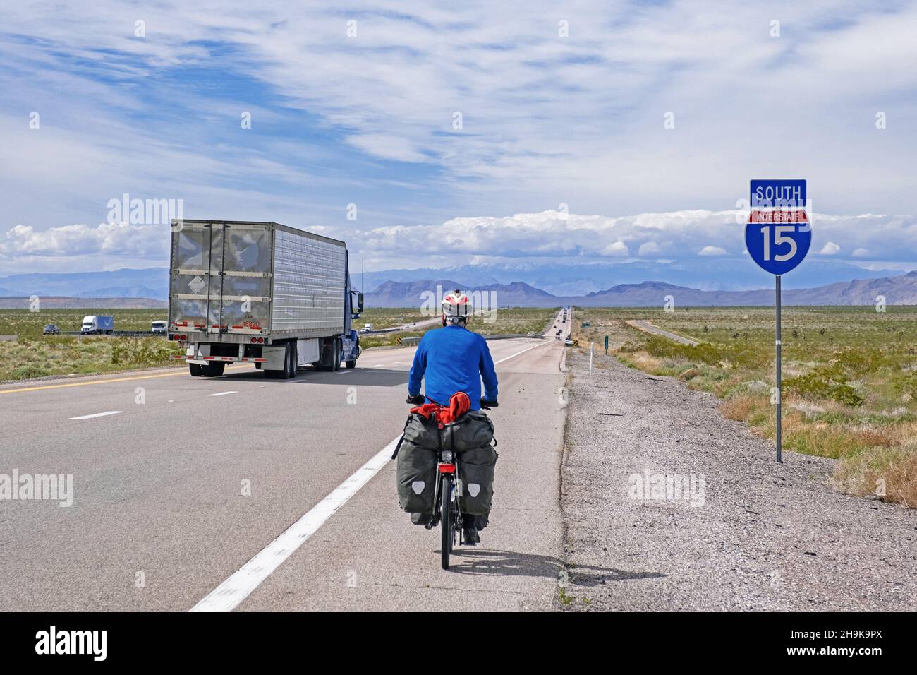 Solitaire de cyclisme cycliste le long de l'Interstate 15 / I-15 à travers le comté de Mohas en Arizona et en direction de Las Vegas, États-Unis, États-Unis. Banque D'Images