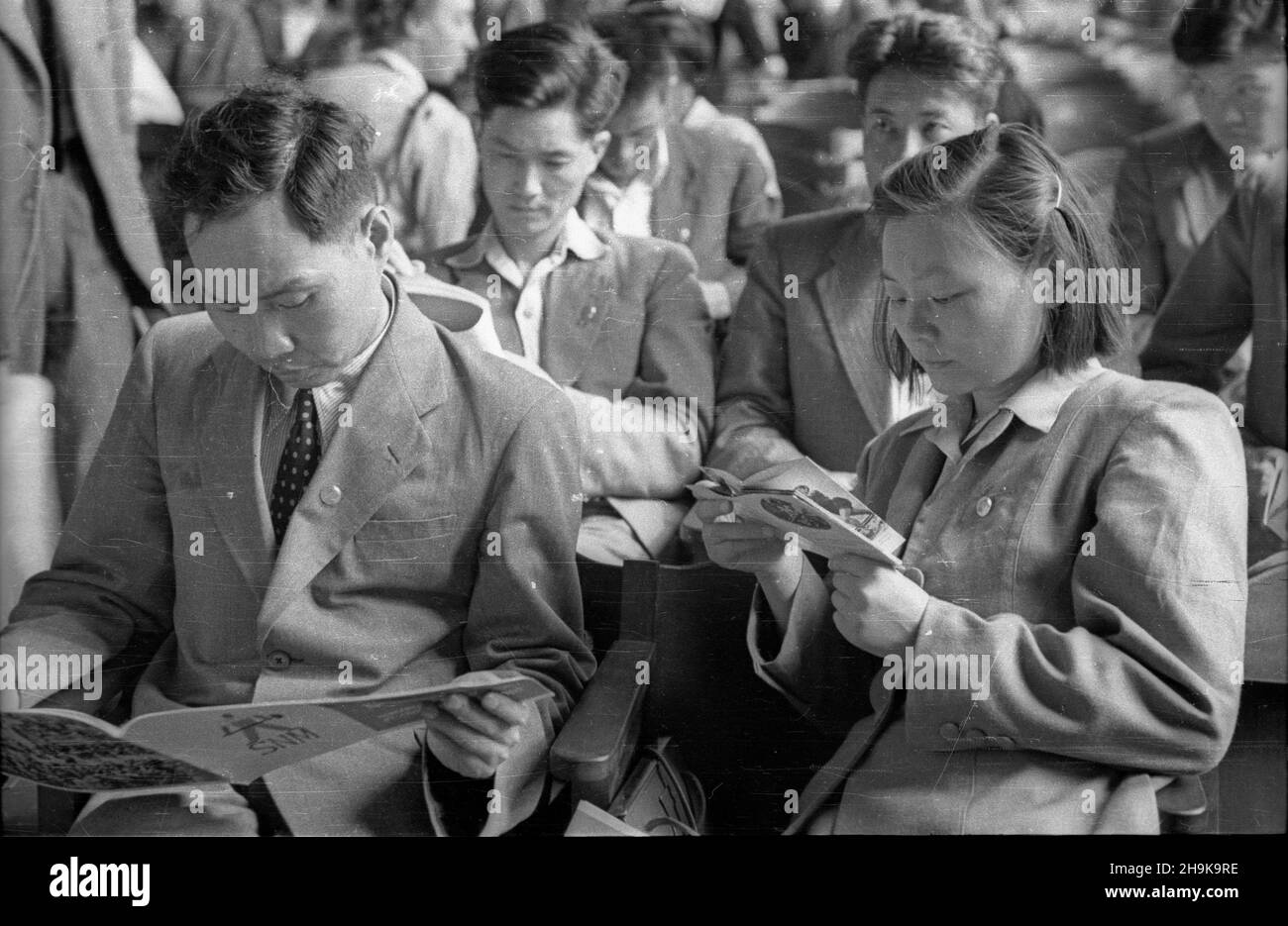 Varsovie, 1948-08-09.W dniach 8-14 sierpnia odbywa³a siê Miêdzynarodowa Konferencja M³odzie¿y Pracuj¹cej.Wziê³o W niej udzia³ kilka tysiêcy osób, W tym 500 goœci z zagranicy reprezentuj¹cych 46 pañstw.Drugiego dnia konferencji obruwano W siedzibie Zwi¹zku Nauczycielstwa Polskiego przy ulicy Smulikowskiego.NZ. Delegaci z Chin na sali obrad. pw PAPVarsovie, le 9 août 1948.La Conférence internationale des jeunes travailleurs s'est tenue les 8 et 14 août.Plusieurs milliers de personnes y ont assisté, dont 500 invités étrangers représentant 46 pays.Le deuxième jour des débats de la conférence, nous Banque D'Images