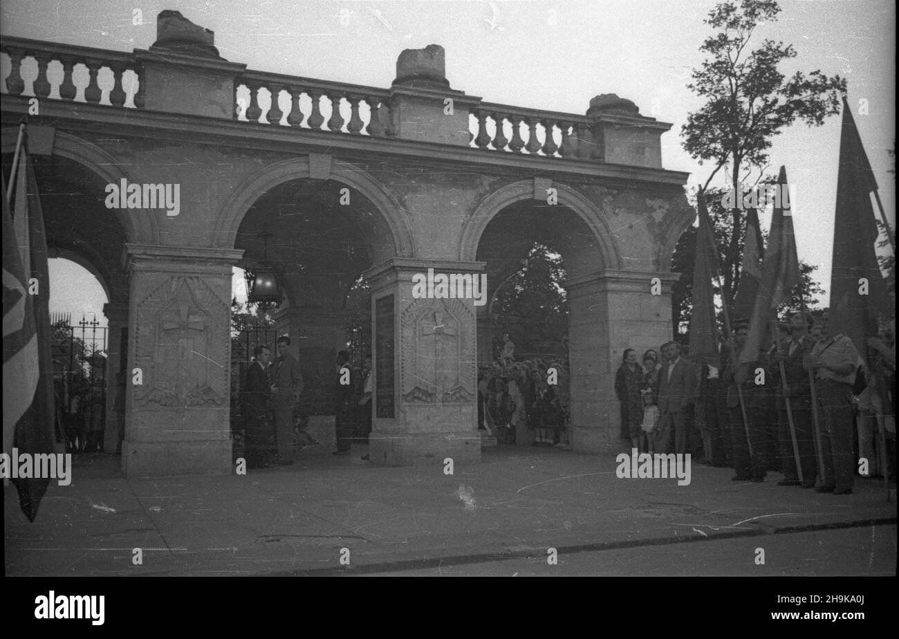 Varsovie, 1948-08-08.W Miêdzynarodowej Konferencji M³odzie¿y Pracuj¹cej trwaj¹cej do 14 sierpnia, wziê³o udzia³ kilka tysiêcy osób, W tym 500 goœci z zagranicy reprezentuj¹cych 46 pañstw.Drugiego dnia konferencji delegacja m³odzie¿y z³o¿y³a wieniec przy Grobie Nieznanego ¯o³nierza.z³o¿nz. enie wieñca; wœród delegatów m.in.Guy de Boisson, przewodnicz¹cy Œwiatowej Federacji M³odzie¿y Demokratycznej (C). pw PAPVarsovie, le 8 août 1948.La Conférence internationale des jeunes travailleurs a eu lieu les 8 et 14 août.Plusieurs milliers de personnes y ont assisté, dont 500 invités étrangers représentant 46 personnes Banque D'Images