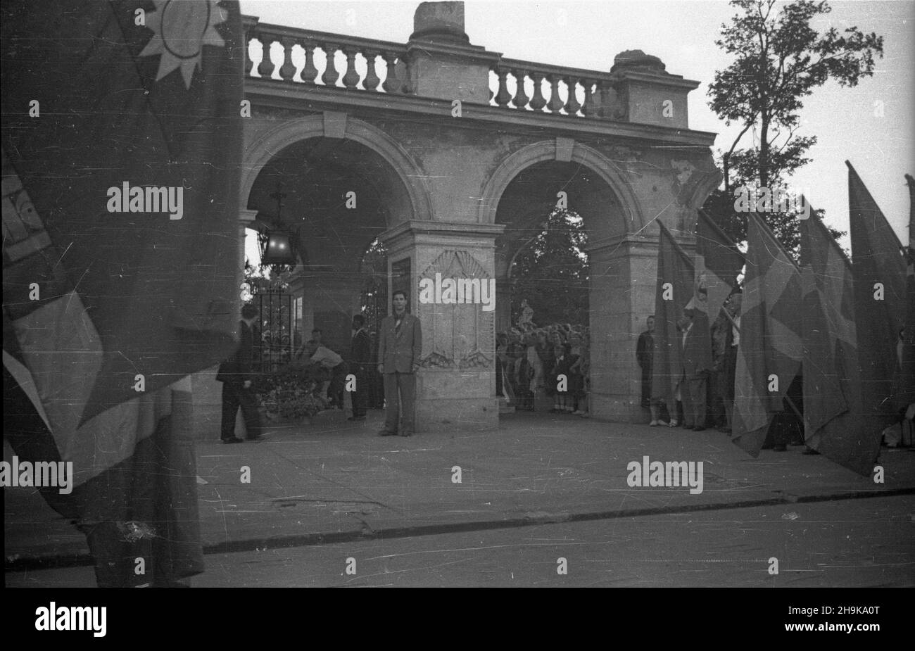 Varsovie, 1948-08-08.W Miêdzynarodowej Konferencji M³odzie¿y Pracuj¹cej trwaj¹cej do 14 sierpnia, wziê³o udzia³ kilka tysiêcy osób, W tym 500 goœci z zagranicy reprezentuj¹cych 46 pañstw.Drugiego dnia konferencji delegacja m³odzie¿y z³o¿y³a wieniec przy Grobie Nieznanego ¯o³nierza.z³o¿nz. enie wieñca; wœród delegatów m.in.Guy de poisson, przewodnicz¹cy Œwiatowej Federacji M³odzie¿y Demokratycznej (C) pw PAPVarsovie, le 8 août 1948.La Conférence internationale des jeunes travailleurs a eu lieu les 8 et 14 août.Plusieurs milliers de personnes y ont assisté, dont 500 invités étrangers représentant 46 pays Banque D'Images
