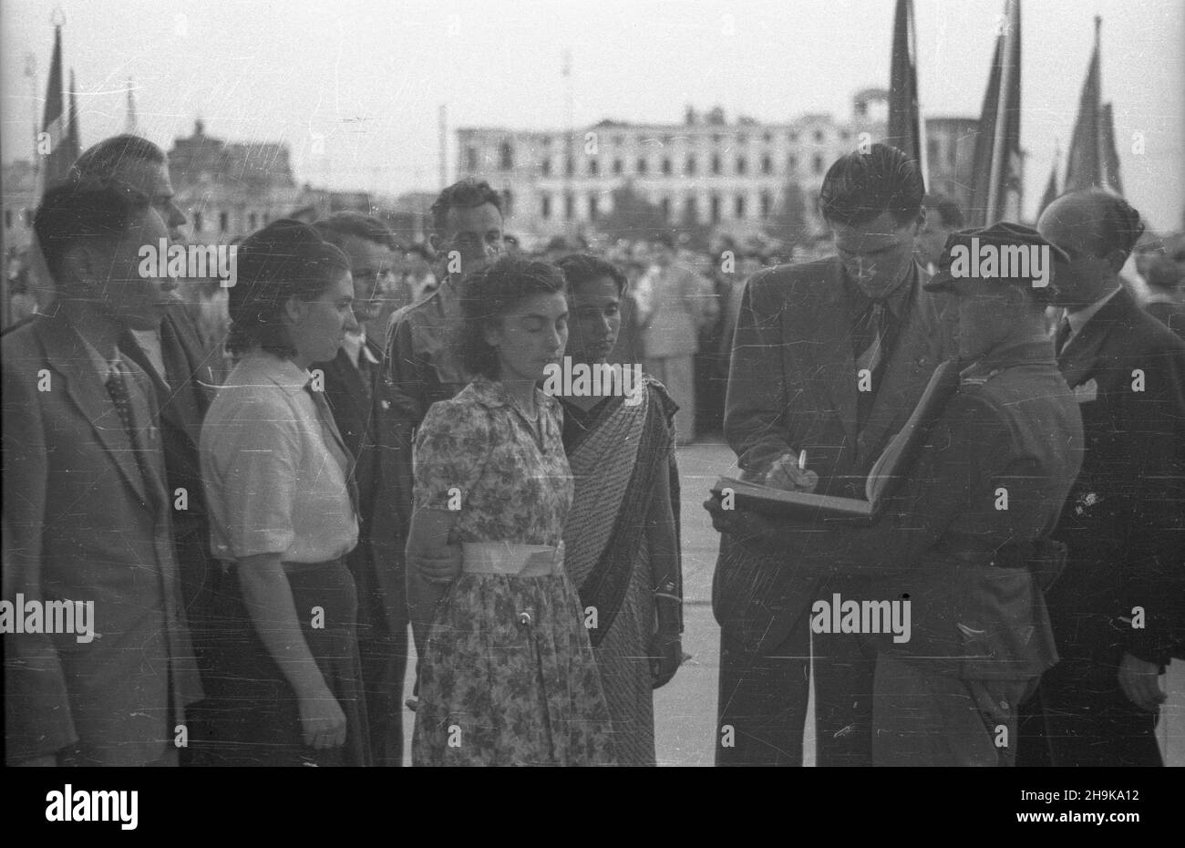 Varsovie, 1948-08-08.W Miêdzynarodowej Konferencji M³odzie¿y Pracuj¹cej trwaj¹cej do 14 sierpnia, wziê³o udzia³ kilka tysiêcy osób, W tym 500 goœci z zagranicy reprezentuj¹cych 46 pañstw.Drugiego dnia konferencji delegacja m³odzie¿y z³o¿y³a wieniec przy Grobie Nieznanego ¯o³nierza.przewodnicz¹cy Œwiatowej Federacji M³odzie¿y Demokratycznej Guy de Boisson z Francji wpisuje siê do ksiêgi pami¹tkowej; obok m.in.Chang Nan Hsiang z Chin (1L). papVarsovie, le 8 août 1948.La Conférence internationale des jeunes travailleurs a eu lieu les 8 et 14 août.Il a été assisté par plusieurs milliers de personnes, y compris Banque D'Images