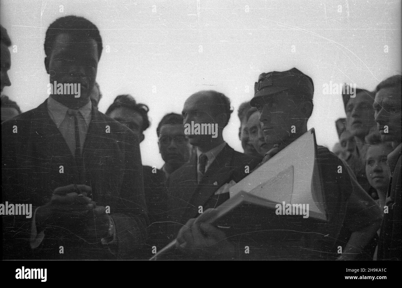 Varsovie, 1948-08-08.W Miêdzynarodowej Konferencji M³odzie¿y Pracuj¹cej trwaj¹cej do 14 sierpnia, wziê³o udzia³ kilka tysiêcy osób, W tym 500 goœci z zagranicy reprezentuj¹cych 46 pañstw.Drugiego dnia konferencji delegacja m³odzie¿y z³o¿y³a wieniec przy Grobie Nieznanego ¯o³nierza.NZ.Gueye Latif z Maroka (L) wpisuje siê do ksiêgi pami¹tkowej. pw PAPVarsovie, le 8 août 1948.La Conférence internationale des jeunes travailleurs a eu lieu les 8 et 14 août.Plusieurs milliers de personnes y ont assisté, dont 500 invités étrangers représentant 46 pays.Le deuxième jour de la conférence, un jeune délégué Banque D'Images