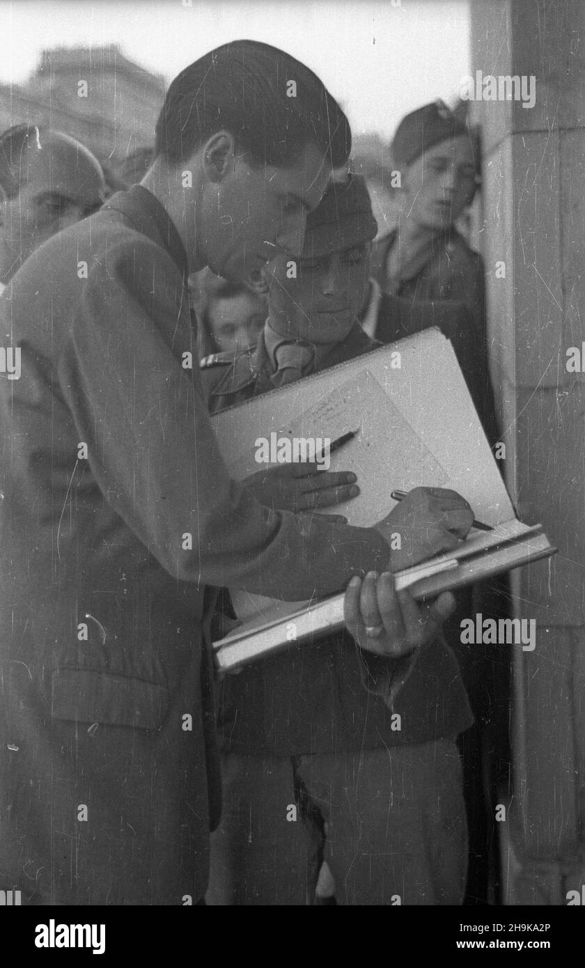 Varsovie, 1948-08-08.W Miêdzynarodowej Konferencji M³odzie¿y Pracuj¹cej trwaj¹cej do 14 sierpnia, wziê³o udzia³ kilka tysiêcy osób, W tym 500 goœci z zagranicy reprezentuj¹cych 46 pañstw.Drugiego dnia konferencji delegacja m³odzie¿y z³o¿y³a wieniec przy Grobie Nieznanego ¯o³nierza.przewodnicz¹cy Œwiatowej Federacji M³odzie¿y Demokratycznej Guy de Boisson z Francji wpisuje siê do ksiêgi pami¹tkowej. pw PAPVarsovie, le 8 août 1948.La Conférence internationale des jeunes travailleurs a eu lieu les 8 et 14 août.Plusieurs milliers de personnes y ont assisté, dont 500 invités étrangers représentant 46 CO Banque D'Images