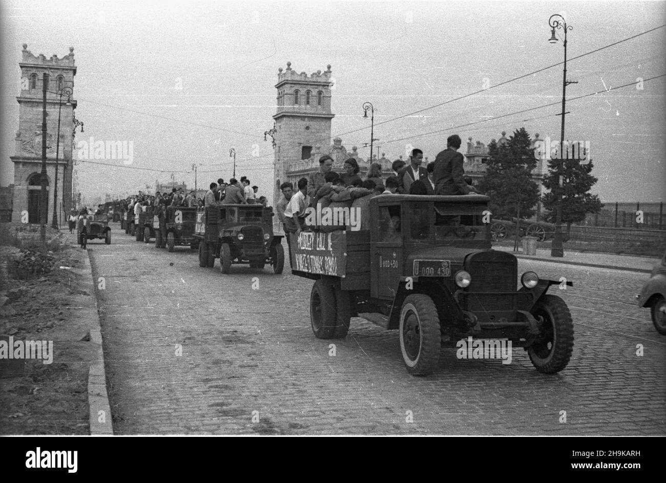 Varsovie, 1948-08-12.W dniach 8-14 sierpnia odbywa³a siê Miêdzynarodowa Konferencja M³odzie¿y Pracuj¹cej.Wziê³o W niej udzia³ kilka tysiêcy osób, W tym 500 goœci z zagranicy reprezentuj¹cych 46 pañstw.Po kilku dniach obrad, uczestnicy konferencji zwiedzili Warszawê.m³odzie¿ podczas przejazdu przez la plupart Poniatowskiego i Alejê 3 Maja; widok od strony lewobrze¿nej Warszawy; W tle wie¿e wjazdowe na MOST projektu Stefana Szyllera. pw PAPVarsovie, le 12 août 1948.La Conférence internationale des jeunes travailleurs s'est tenue les 8 et 14 août.Elle a été suivie par plusieurs milliers de personnes, y compris Banque D'Images