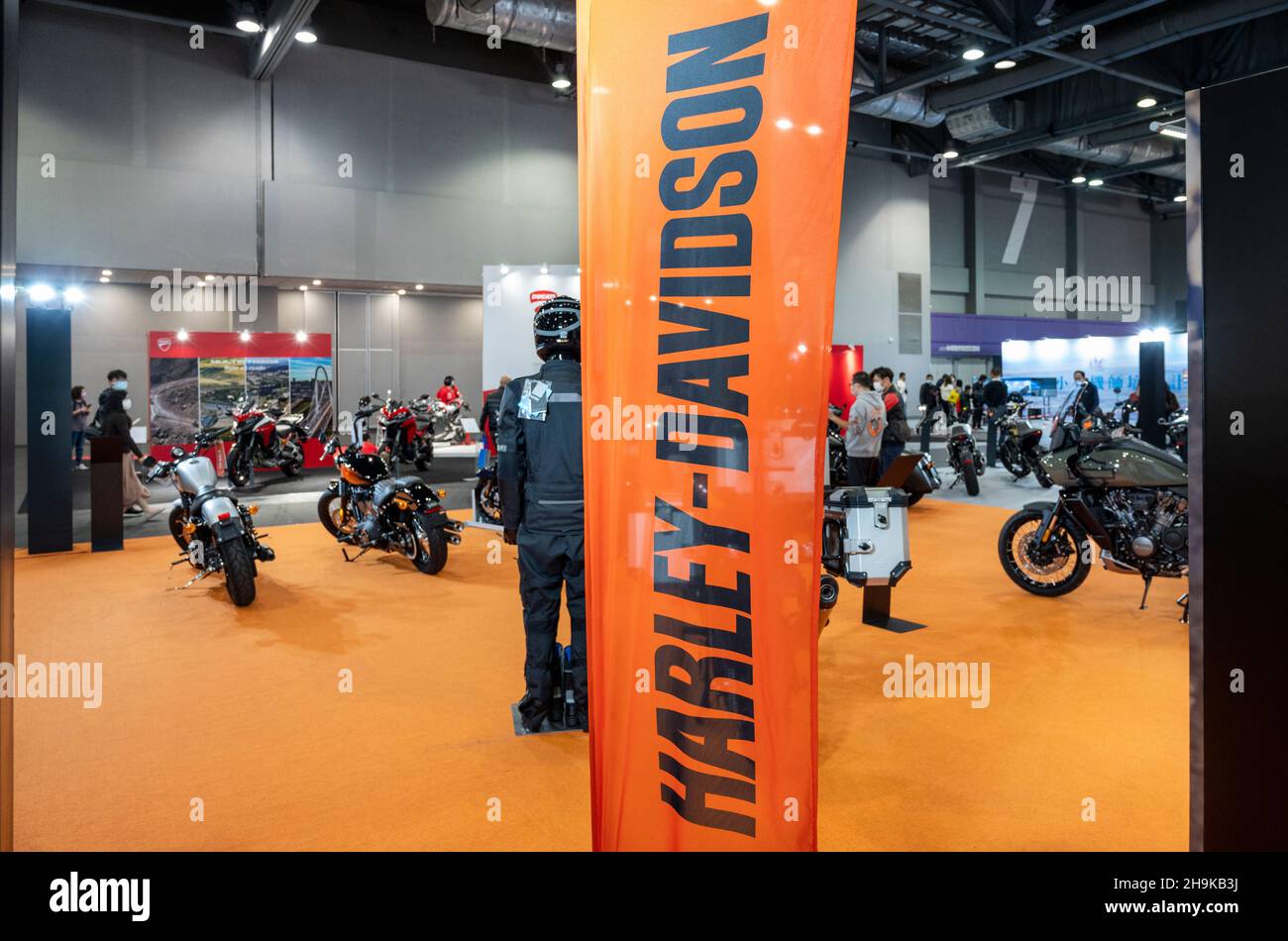 Le fabricant américain de motos Harley-Davidson s'est présenté au stand lors de l'International Motor Expo (IMXHK), qui présente des voitures et des motos thermiques et électriques à Hong Kong.(Photo de Budrul Chukrut / SOPA Images/Sipa USA) Banque D'Images