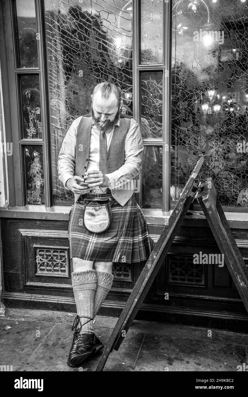 Londres, septembre 2021.Homme au four, robe traditionnelle écossaise des Highlands. Banque D'Images