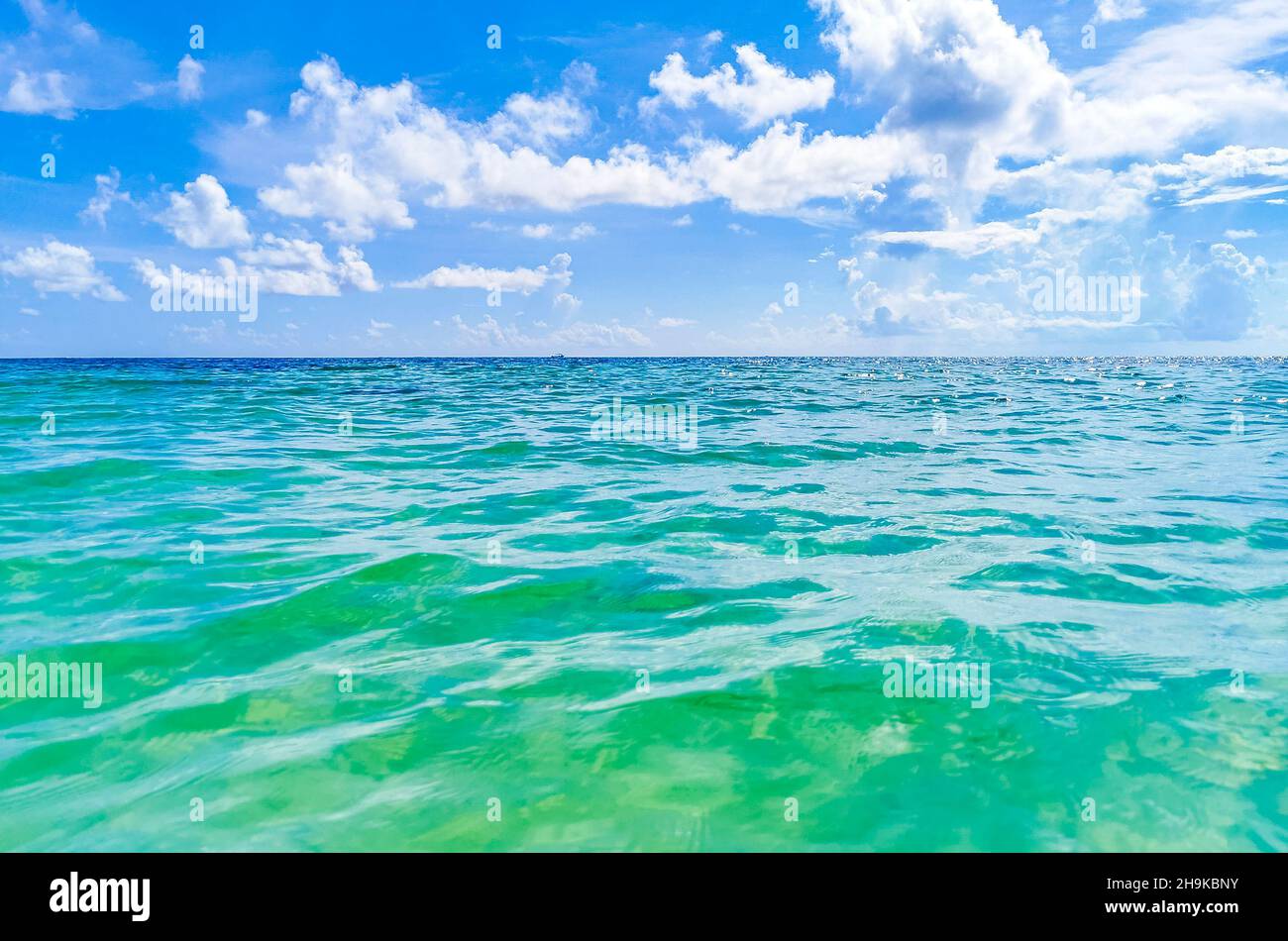 Vue panoramique sur la plage tropicale mexicaine avec bleu turquoise et ...
