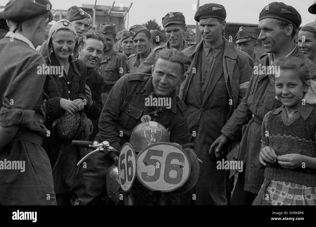 Wroc³aw, 1948-08-15.W dniach 9-15 sierpnia W Polsce i Czechos³owacji odby³ siê Miêdzynarodowy Maraton Motocyklowy (MMM), którego trasa liczy³a 2700 km. Wielk¹ Nagrodê Maratonu wywalczy³a dru¿yna narodowa Polski.W ostatnim, VII etapie, na Stadionie Olimpijskim rozegrano próbê prêdkoœci, do startu stanê³o 70 zawodników.NZ.Jan Paluch (n° 56) zawodnik Polonii Bytom, zdobywca II miejsca W wyœcigu W klasie 250 odbiera gratulacje. mta PAPWroclaw, le 15 août 1948.Un marathon international de moto de 2700 kilomètres a eu lieu en Pologne et en Tchécoslovaquie du 9 au 15 août.Le Grand Prix est allé à Banque D'Images