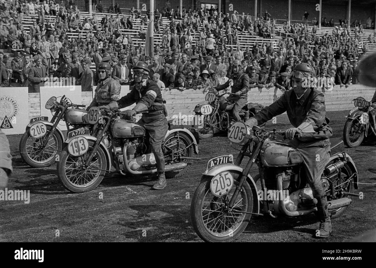 Wroc³aw, 1948-08-15.W dniach 9-15 sierpnia W Polsce i Czechos³owacji odby³ siê Miêdzynarodowy Maraton Motocyklowy (MMM), którego trasa liczy³a 2700 km. Wielk¹ Nagrodê Maratonu wywalczy³a dru¿yna narodowa Polski.W ostatnim, VII etapie, na Stadionie Olimpijskim rozegrano próbê prêdkoœci, do startu stanê³o 70 zawodników.NZ. Zawodnicy przed startem do wyœcigu W klasie 500. mta PAPWroclaw, le 15 août 1948.Un marathon international de moto de 2700 kilomètres a eu lieu en Pologne et en Tchécoslovaquie du 9 au 15 août.Le Grand Prix est allé aux Polonais.70 motards ont participé à un test de vitesse dans le f Banque D'Images