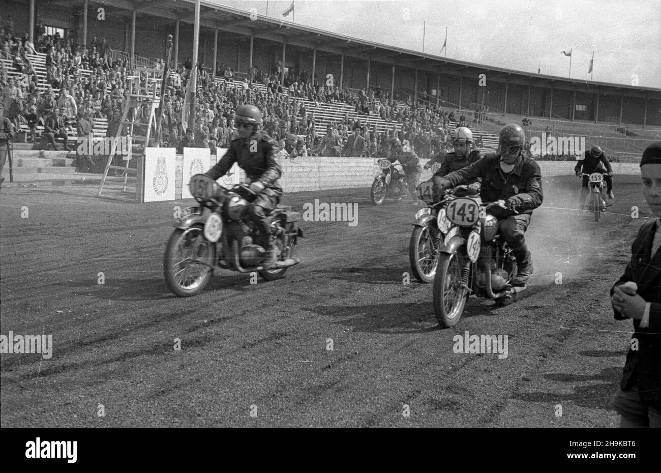 Wroc³aw, 1948-08-15.W dniach 9-15 sierpnia W Polsce i Czechos³owacji odby³ siê Miêdzynarodowy Maraton Motocyklowy (MMM), którego trasa liczy³a 2700 km. Wielk¹ Nagrodê Maratonu wywalczy³a dru¿yna narodowa Polski.W ostatnim, VII etapie, na Stadionie Olimpijskim rozegrano próbê prêdkoœci, do startu stanê³o 70 zawodników.NZ. Start wyœcigu motocyklowego W klasie 350. mta PAPWroclaw, le 15 août 1948.Un marathon international de moto de 2700 kilomètres a eu lieu en Pologne et en Tchécoslovaquie du 9 au 15 août.Le Grand Prix est allé aux Polonais.70 motards ont participé à un test de vitesse au 7 final Banque D'Images