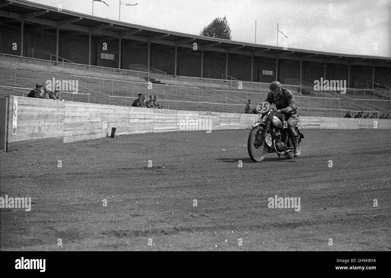 Wroc³aw, 1948-08-15.W dniach 9-15 sierpnia W Polsce i Czechos³owacji odby³ siê Miêdzynarodowy Maraton Motocyklowy (MMM), którego trasa liczy³a 2700 km. Wielk¹ Nagrodê Maratonu wywalczy³a dru¿yna narodowa Polski.W ostatnim, VII etapie, na Stadionie Olimpijskim rozegrano próbê prêdkoœci, do startu stanê³o 70 zawodników.NZ. Zawodnik na motocyklu CZ W wyœcigu W klasie 125 wokó³ stadionu. mta PAPWroclaw, le 15 août 1948.Un marathon international de moto de 2700 kilomètres a eu lieu en Pologne et en Tchécoslovaquie du 9 au 15 août.Le Grand Prix est allé aux Polonais.70 motards ont pris part à une vitesse Banque D'Images