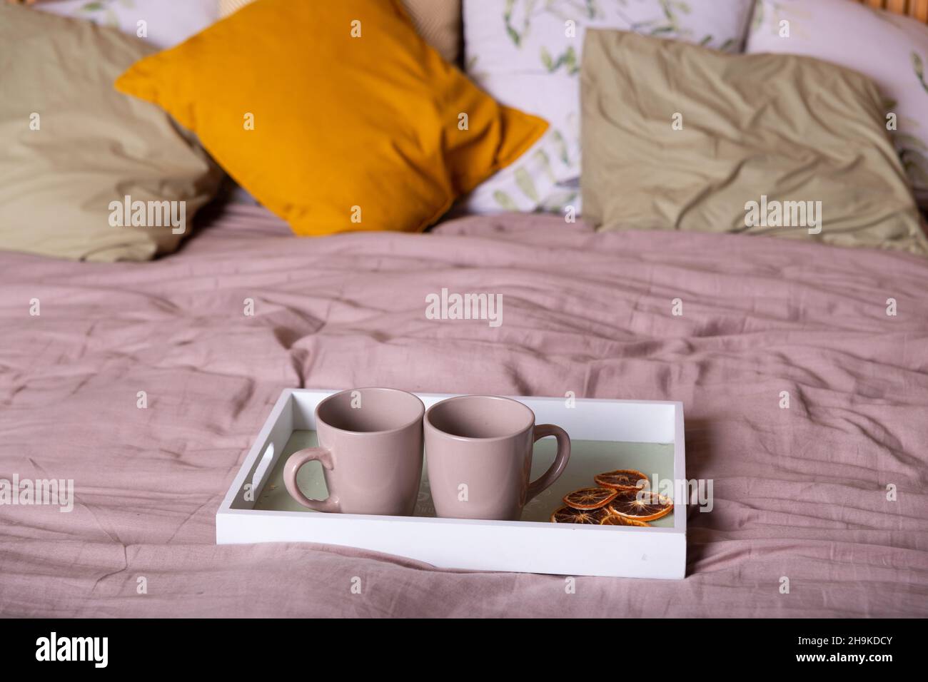 Chambre avec petit déjeuner.Petit déjeuner matinal paresseux dans un plateau en bois sur la couverture de lit avec du café.Petit déjeuner encore vie Banque D'Images