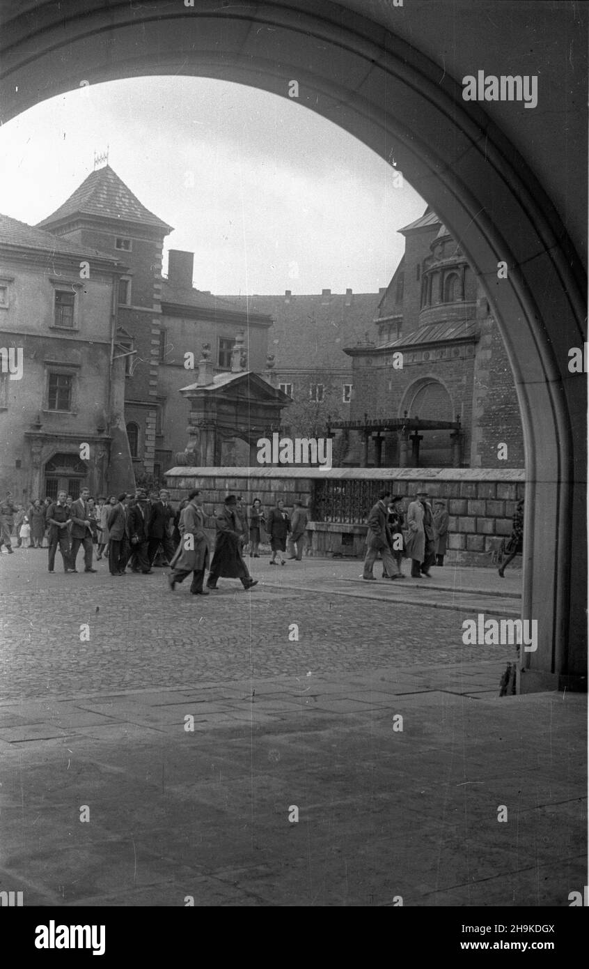 Cracovie, 1948-08-17.Wizyta przedstawicieli Œwiatowej Federacji M³odzie¿y Demokratycznej (Fédération mondiale de la jeunesse démocratique).NZ. Delegaci na Wawelu. ka PAP Cracovie, 17 août 1948.Visite de représentants de la Fédération mondiale de la jeunesse démocratique.Photo: Délégués dans le château de Wawel. ka PAP Banque D'Images