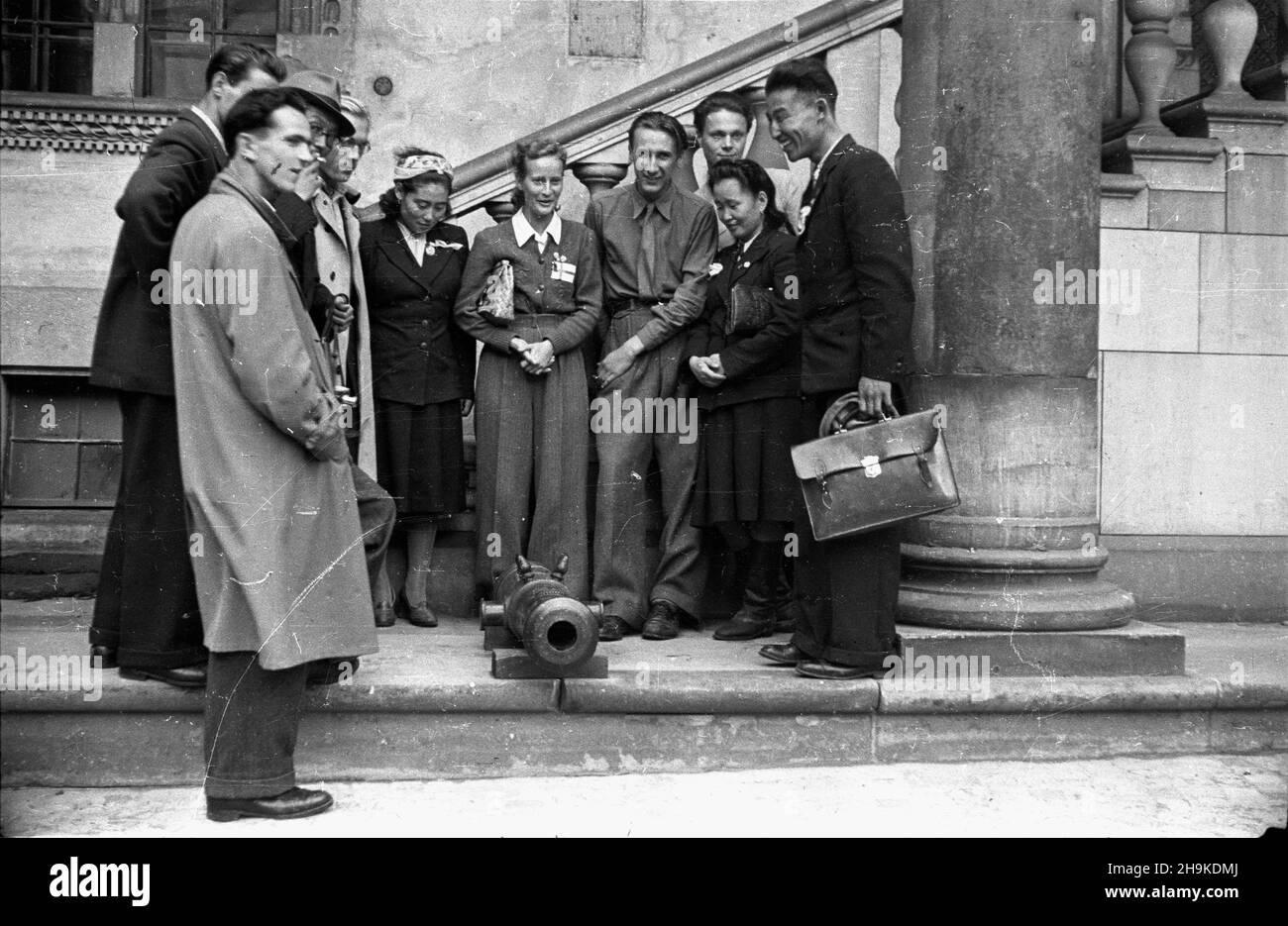 Cracovie, 1948-08-17.Wizyta przedstawicieli Œwiatowej Federacji M³odzie¿y Demokratycznej (Fédération mondiale de la jeunesse démocratique).NZ. Delegaci na dziedziñcu Zamku Królewskiego na Wawelu. ka PAP Cracovie, 17 août 1948.La visite de représentants de la Fédération mondiale de la jeunesse démocratique.Photo : les délégués à la cour du château royal de Wawel. ka PAP Banque D'Images